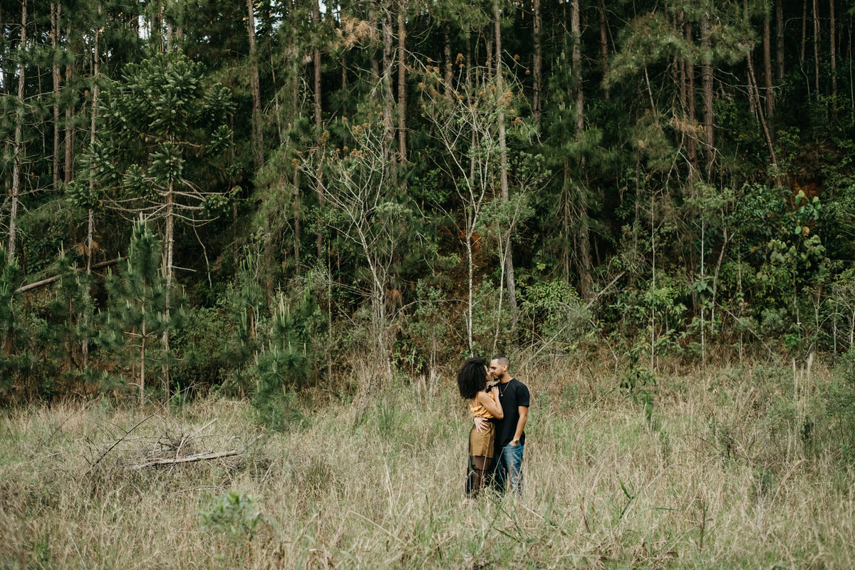 Ensaio de casal lifestyle, ensaio pré wedding, no campo, na natureza, fim de tarde, por do sol em Santo Antonio do Pinhal-SP próximo a Campos do Jordão na Serra da Mantiqueira - Alva Fotografia - Taubaté-SP