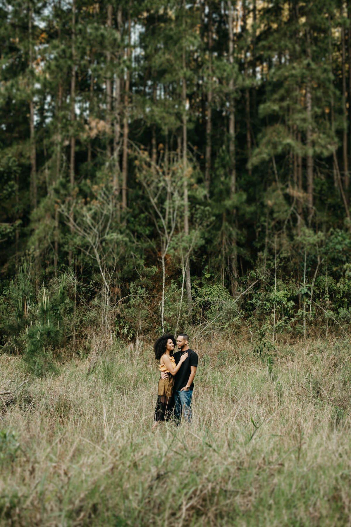 Ensaio de casal lifestyle, ensaio pré wedding, no campo, na natureza, fim de tarde, por do sol em Santo Antonio do Pinhal-SP próximo a Campos do Jordão na Serra da Mantiqueira - Alva Fotografia - Taubaté-SP