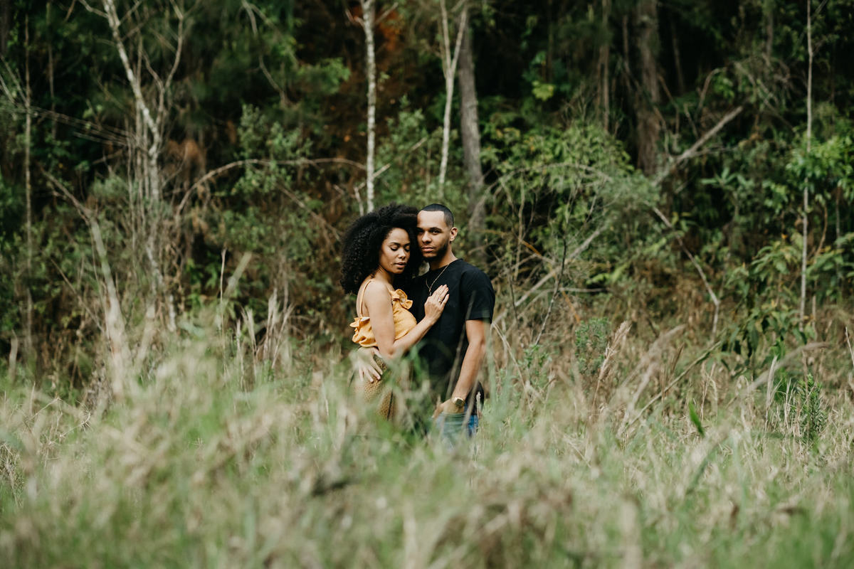 Ensaio de casal lifestyle, ensaio pré wedding, no campo, na natureza, fim de tarde, por do sol em Santo Antonio do Pinhal-SP próximo a Campos do Jordão na Serra da Mantiqueira - Alva Fotografia - Taubaté-SP