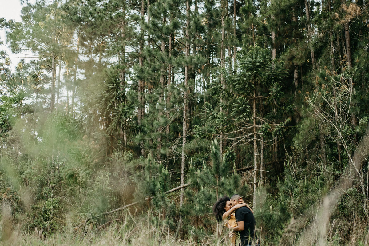 Ensaio de casal lifestyle, ensaio pré wedding, no campo, na natureza, fim de tarde, por do sol em Santo Antonio do Pinhal-SP próximo a Campos do Jordão na Serra da Mantiqueira - Alva Fotografia - Taubaté-SP