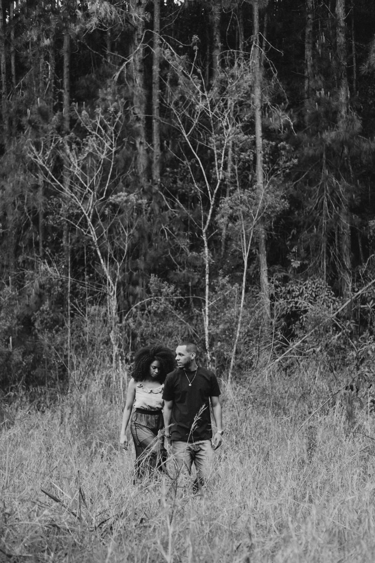 Ensaio de casal lifestyle, ensaio pré wedding, no campo, na natureza, fim de tarde, por do sol em Santo Antonio do Pinhal-SP próximo a Campos do Jordão na Serra da Mantiqueira - Alva Fotografia - Taubaté-SP