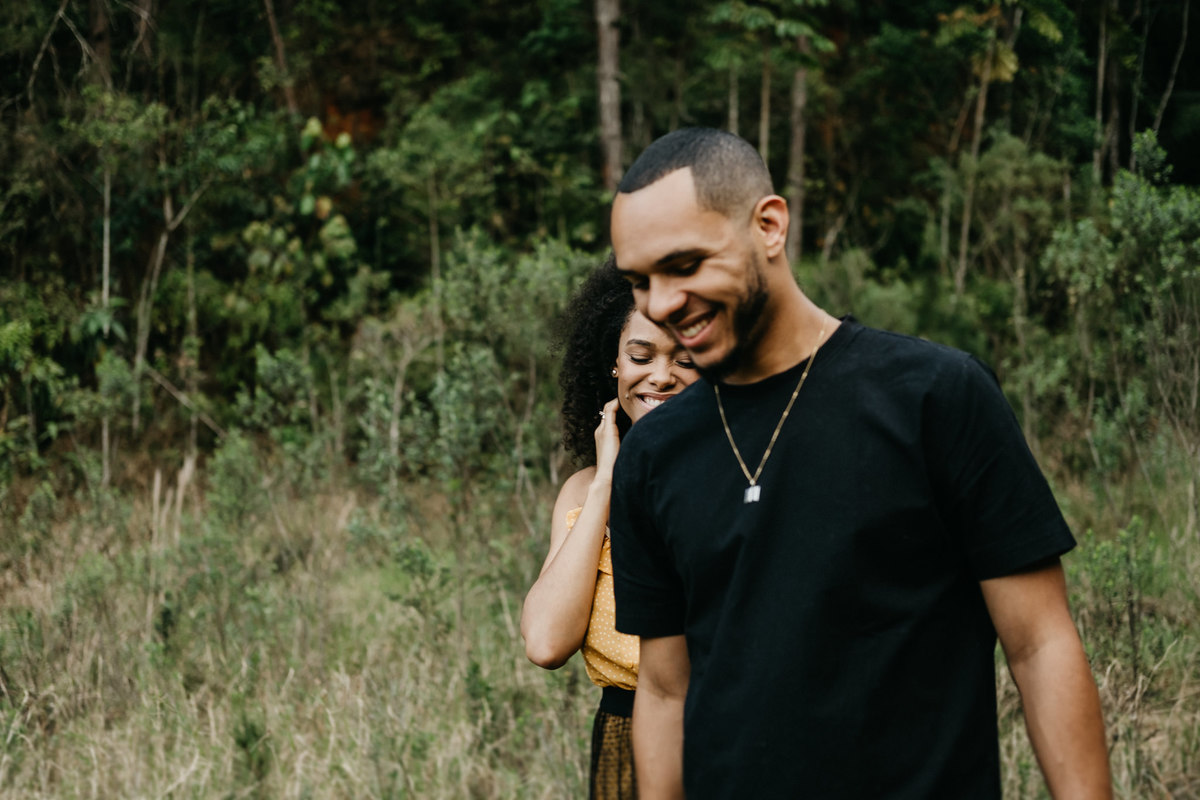 Ensaio de casal lifestyle, ensaio pré wedding, no campo, na natureza, fim de tarde, por do sol em Santo Antonio do Pinhal-SP próximo a Campos do Jordão na Serra da Mantiqueira - Alva Fotografia - Taubaté-SP