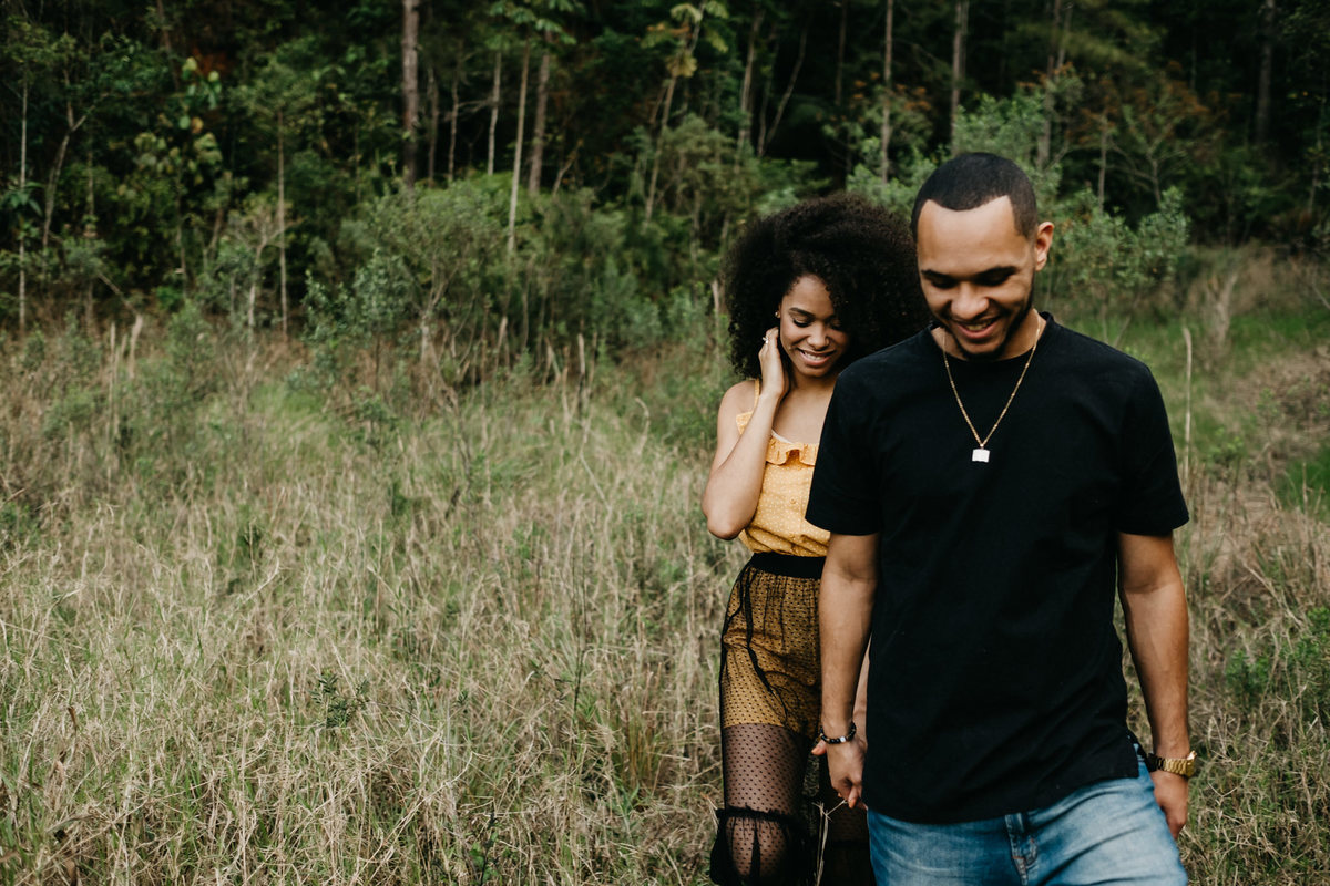 Ensaio de casal lifestyle, ensaio pré wedding, no campo, na natureza, fim de tarde, por do sol em Santo Antonio do Pinhal-SP próximo a Campos do Jordão na Serra da Mantiqueira - Alva Fotografia - Taubaté-SP