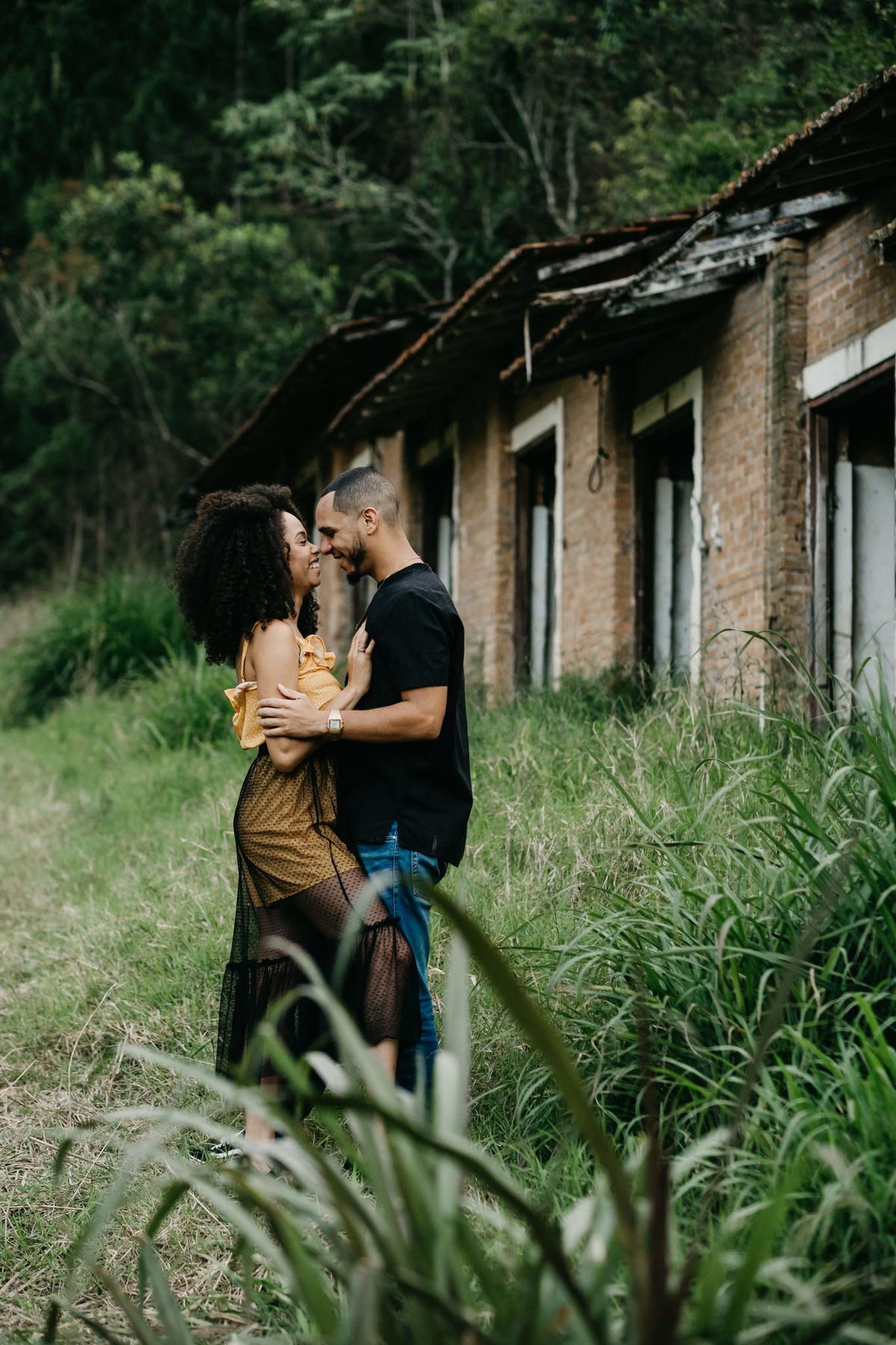 Ensaio de casal lifestyle, ensaio pré wedding, no campo, na natureza, fim de tarde, por do sol em Santo Antonio do Pinhal-SP próximo a Campos do Jordão na Serra da Mantiqueira - Alva Fotografia - Taubaté-SP