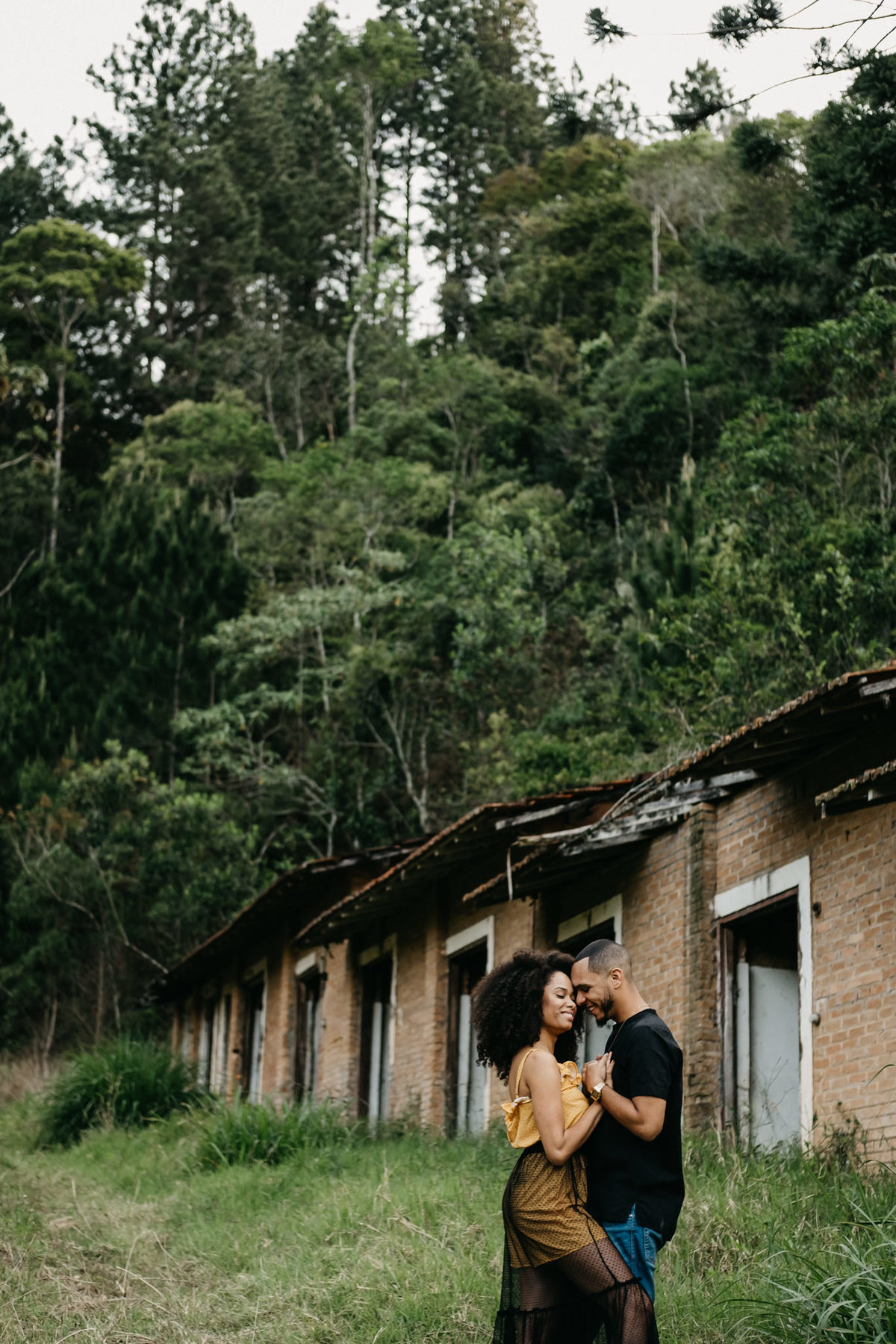 Ensaio de casal lifestyle, ensaio pré wedding, no campo, na natureza, fim de tarde, por do sol em Santo Antonio do Pinhal-SP próximo a Campos do Jordão na Serra da Mantiqueira - Alva Fotografia - Taubaté-SP