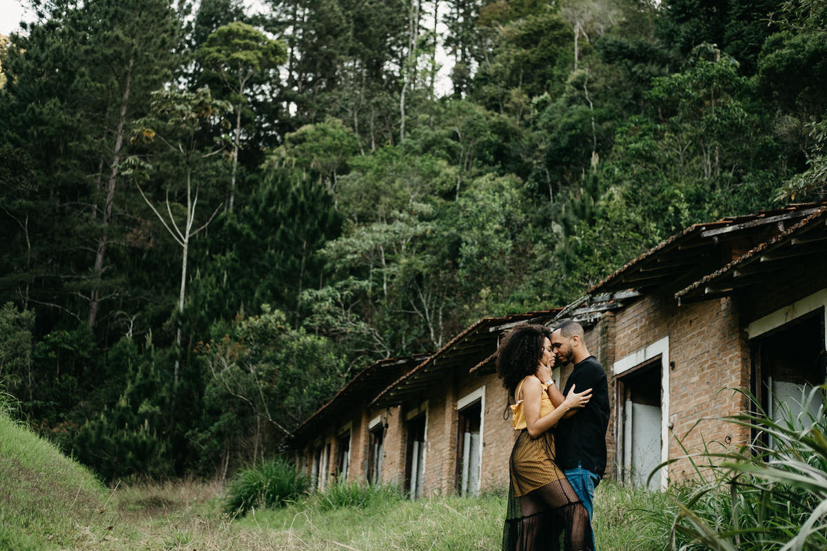 Ensaio de casal lifestyle, ensaio pré wedding, no campo, na natureza, fim de tarde, por do sol em Santo Antonio do Pinhal-SP próximo a Campos do Jordão na Serra da Mantiqueira - Alva Fotografia - Taubaté-SP