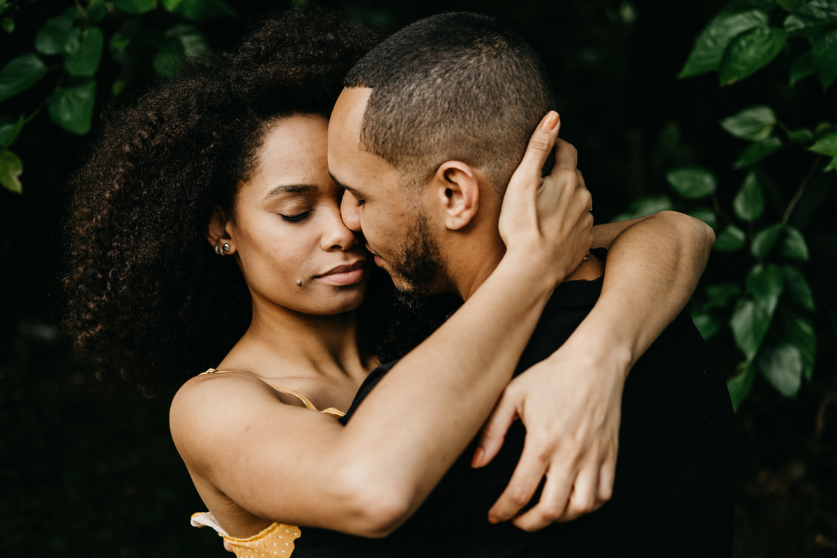 Ensaio de casal lifestyle, ensaio pré wedding, no campo, na natureza, fim de tarde, por do sol em Santo Antonio do Pinhal-SP próximo a Campos do Jordão na Serra da Mantiqueira - Alva Fotografia - Taubaté-SP