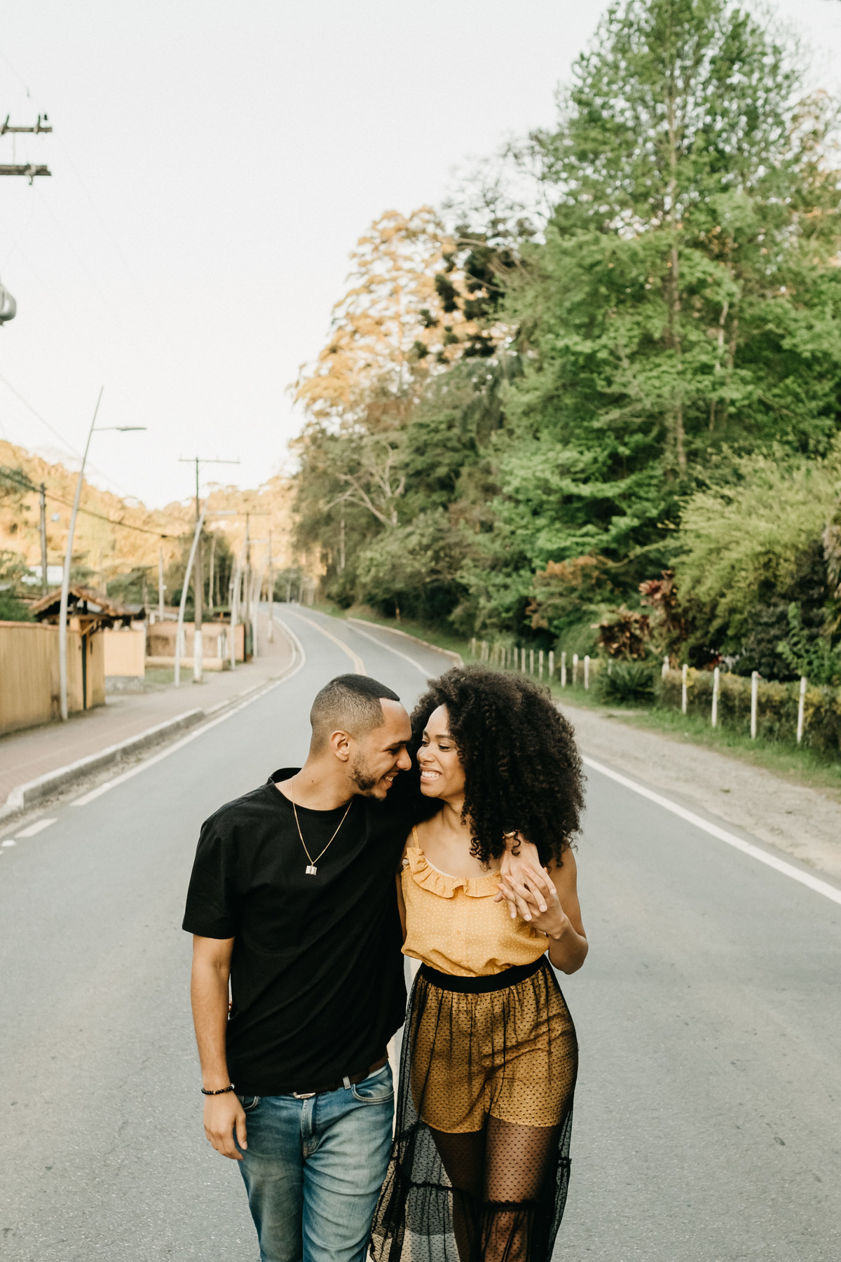 Ensaio de casal lifestyle, ensaio pré wedding, no campo, na natureza, fim de tarde, por do sol em Santo Antonio do Pinhal-SP próximo a Campos do Jordão na Serra da Mantiqueira - Alva Fotografia - Taubaté-SP