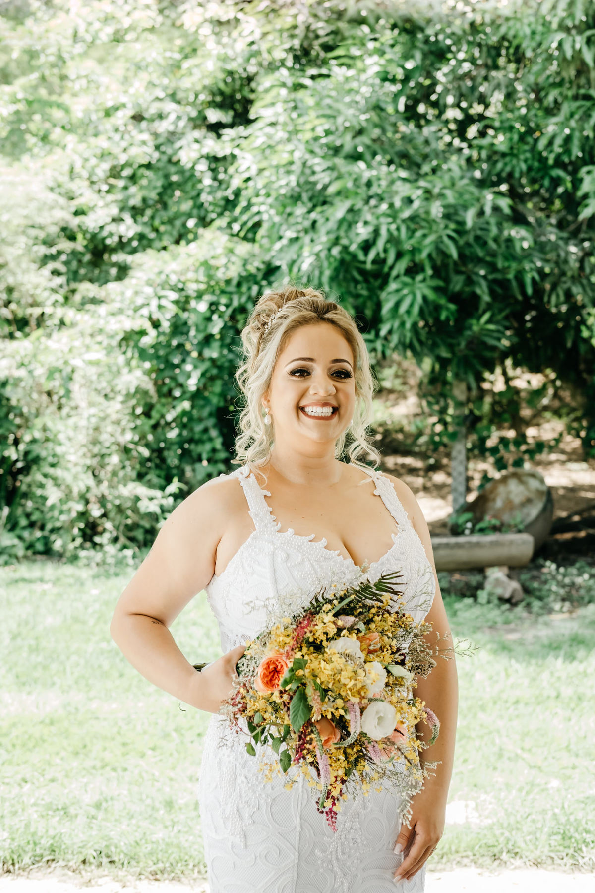 Making of noiva com buquê - Casamento Fazenda Boa Esperança - Alva Fotografia de Casamento - Taubaté-SP