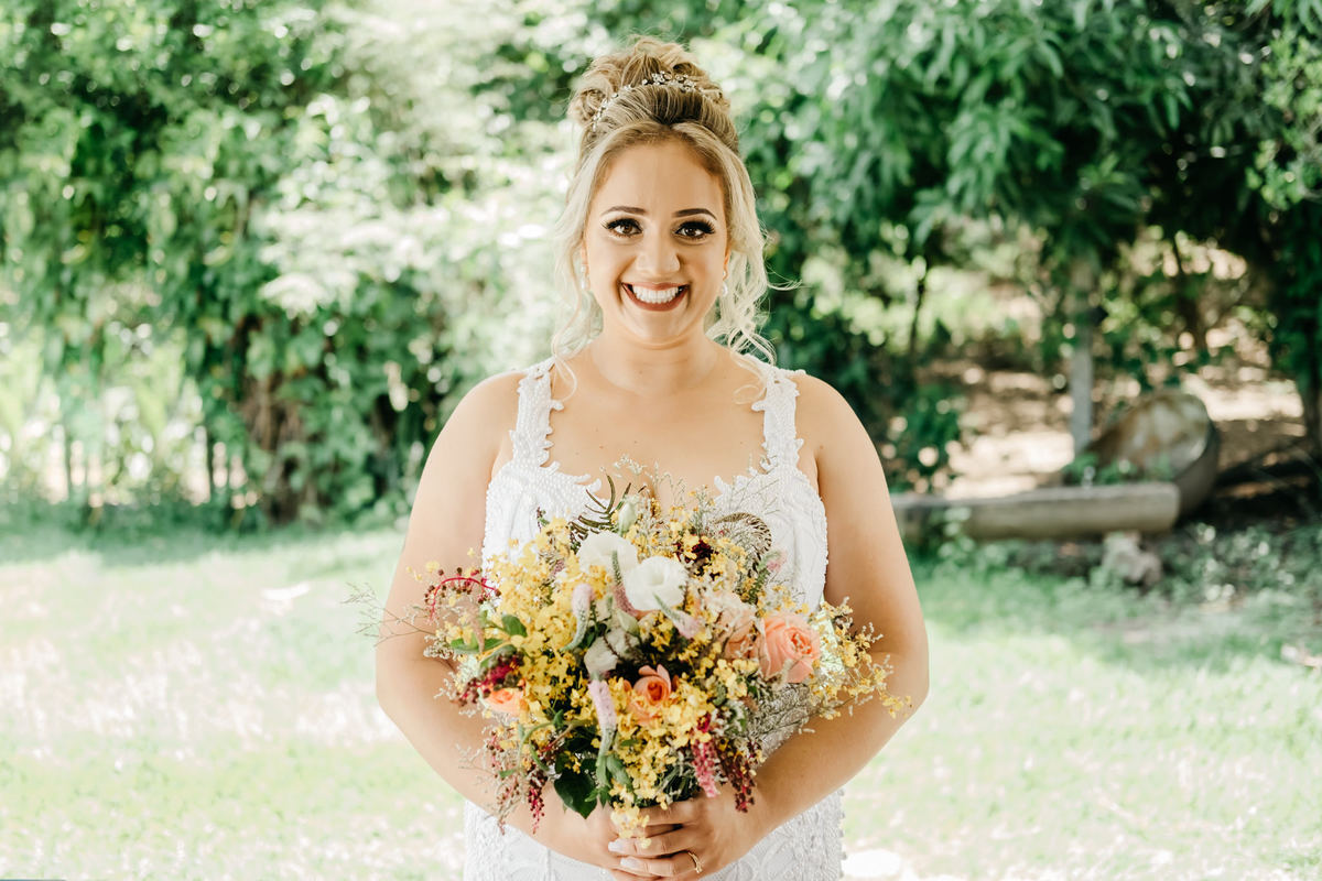 Making of noiva com buquê - Casamento Fazenda Boa Esperança - Alva Fotografia de Casamento - Taubaté-SP