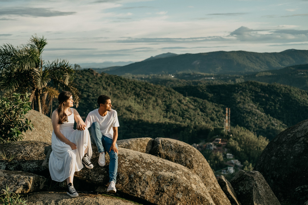 Ensaio de Casal no pico olho d'agua em Mairiporã, nascer dos sol, fotos de casal - Ensaio pré wedding- Casamentos - Alava fotografia - taubaté/SP