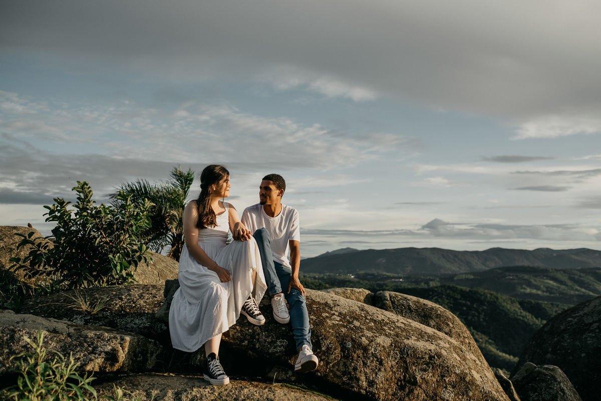 Ensaio de Casal no pico olho d'agua em Mairiporã, nascer dos sol, fotos de casal - Ensaio pré wedding- Casamentos - Alava fotografia - taubaté/SP