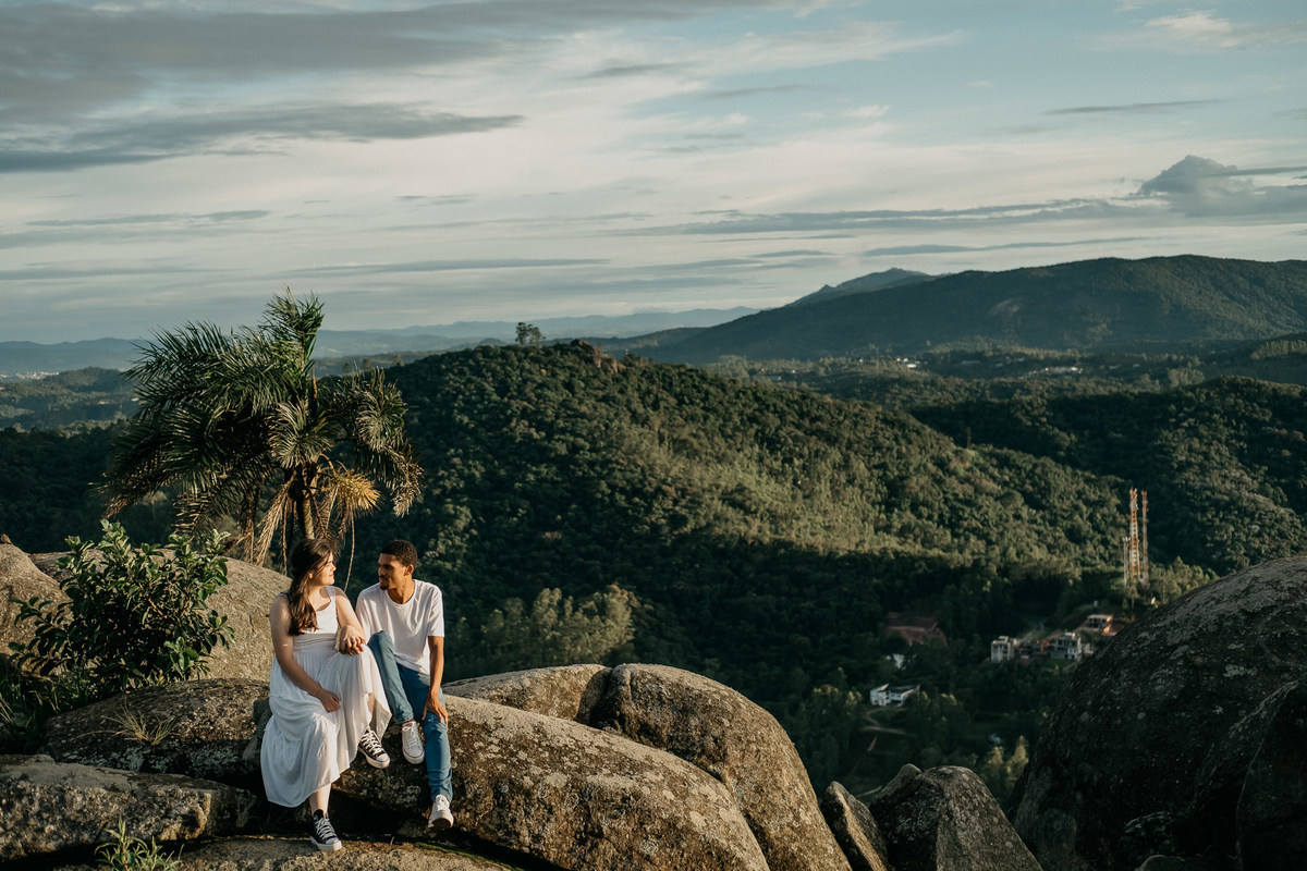 Ensaio de Casal no pico olho d'agua em Mairiporã, nascer dos sol, fotos de casal - Ensaio pré wedding- Casamentos - Alava fotografia - taubaté/SP
