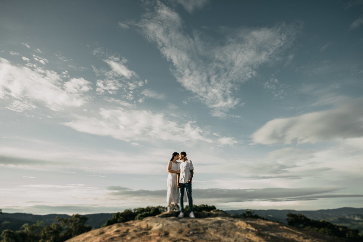 Ensaio de Casal no pico olho d'agua em Mairiporã, nascer dos sol, fotos de casal - Ensaio pré wedding- Casamentos - Alava fotografia - taubaté/SP