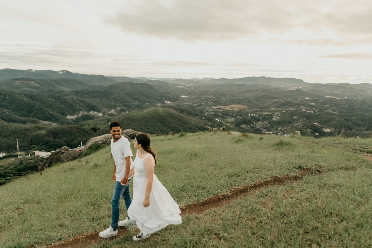 Ensaio de Casal no pico olho d'agua em Mairiporã, nascer dos sol, fotos de casal - Ensaio pré wedding- Casamentos - Alava fotografia - taubaté/SP