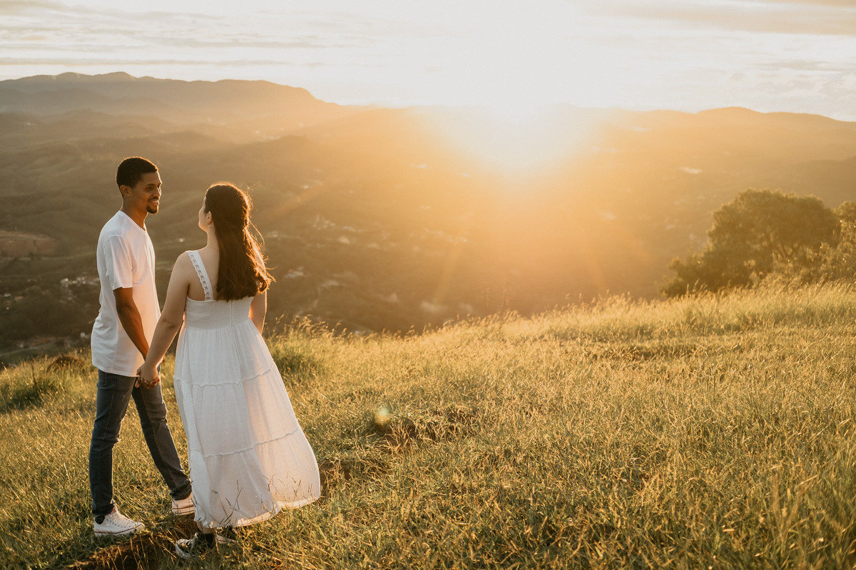 Ensaio de Casal no pico olho d'agua em Mairiporã, nascer dos sol, fotos de casal - Ensaio pré wedding- Casamentos - Alava fotografia - taubaté/SP