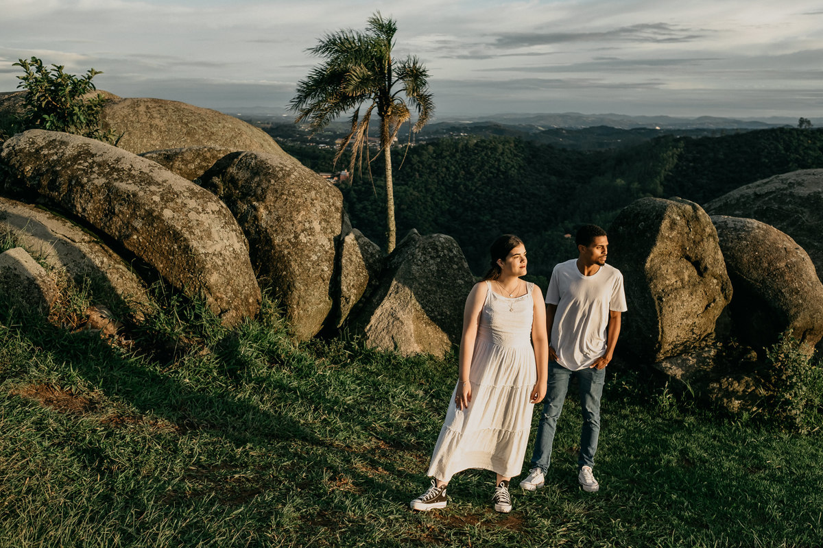 Ensaio de Casal no pico olho d'agua em Mairiporã, nascer dos sol, fotos de casal - Ensaio pré wedding- Casamentos - Alava fotografia - taubaté/SP