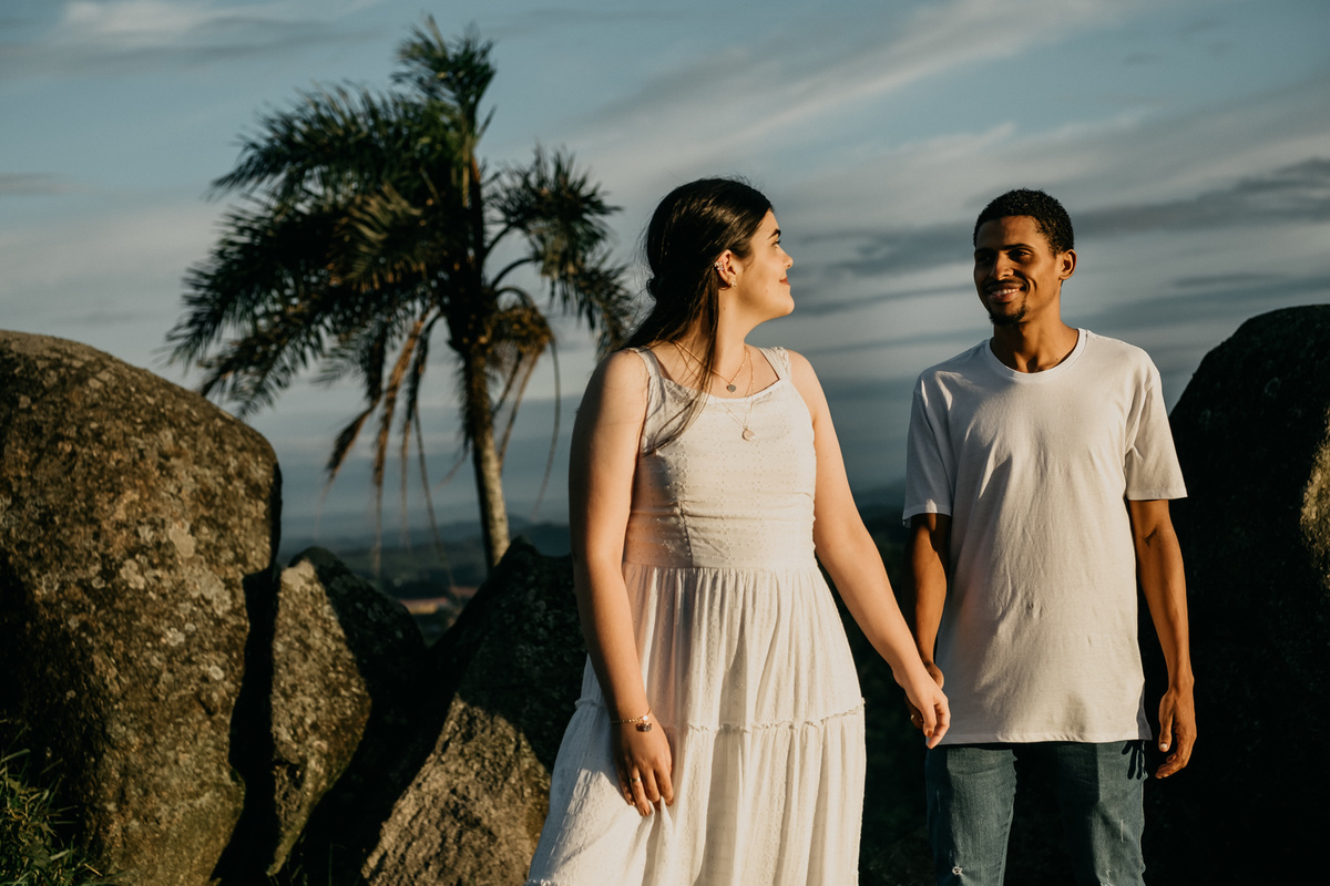 Ensaio de Casal no pico olho d'agua em Mairiporã, nascer dos sol, fotos de casal - Ensaio pré wedding- Casamentos - Alava fotografia - taubaté/SP
