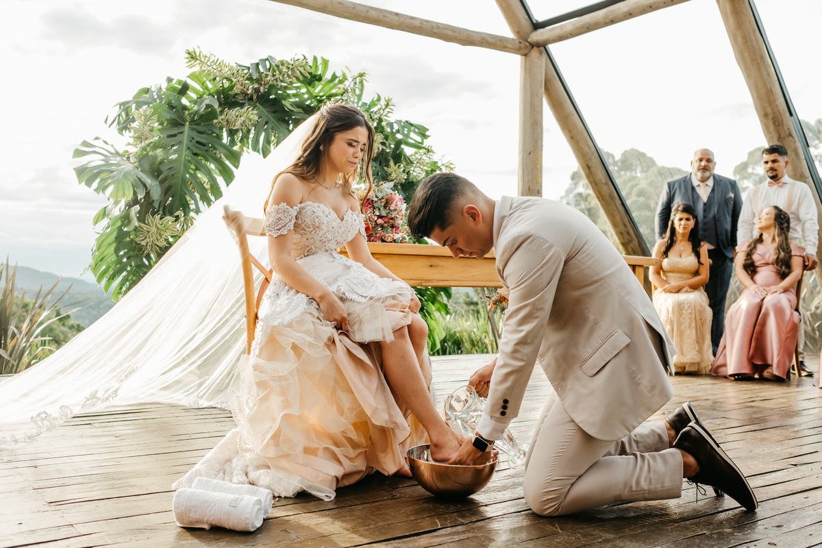 pandemia-covid19-home-wedding -mascara-miniwedding- micro-elopement  -casamento-alva-fotografia-dia-por-do-sol-quinta-cantareira-mairipora-sp-mogi-das-cruzes -campo -ensaio- final-de-tarde-fim-boho-decoração-são-paulo-capital -taubaté-ar-livre- lava pes