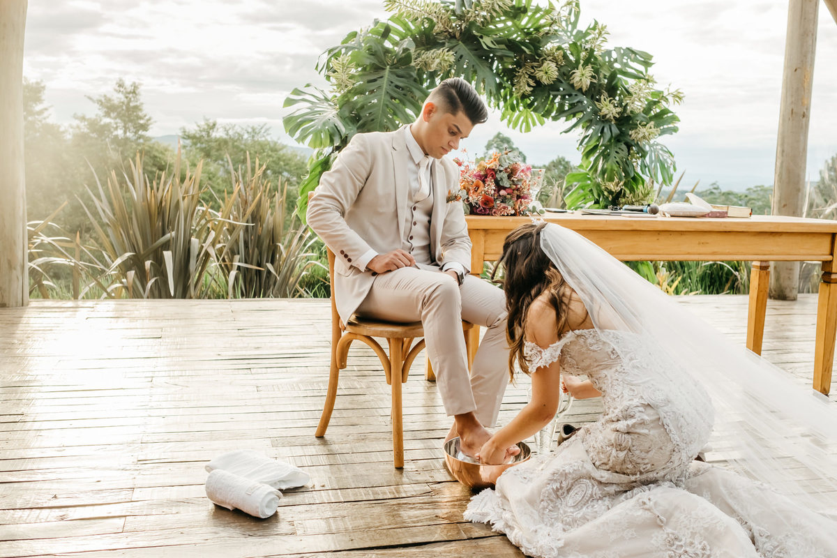 pandemia-covid19-home-wedding-mascara-miniwedding-micro-elopement-casamento-alva-fotografia-dia-por-do-sol-quinta-cantareira-mairipora-sp-mogi-das-cruzes-campo-ensaio-final-de-tarde-fim-boho-decoração-são-paulo-capital-taubaté-ar-livre- lava pes