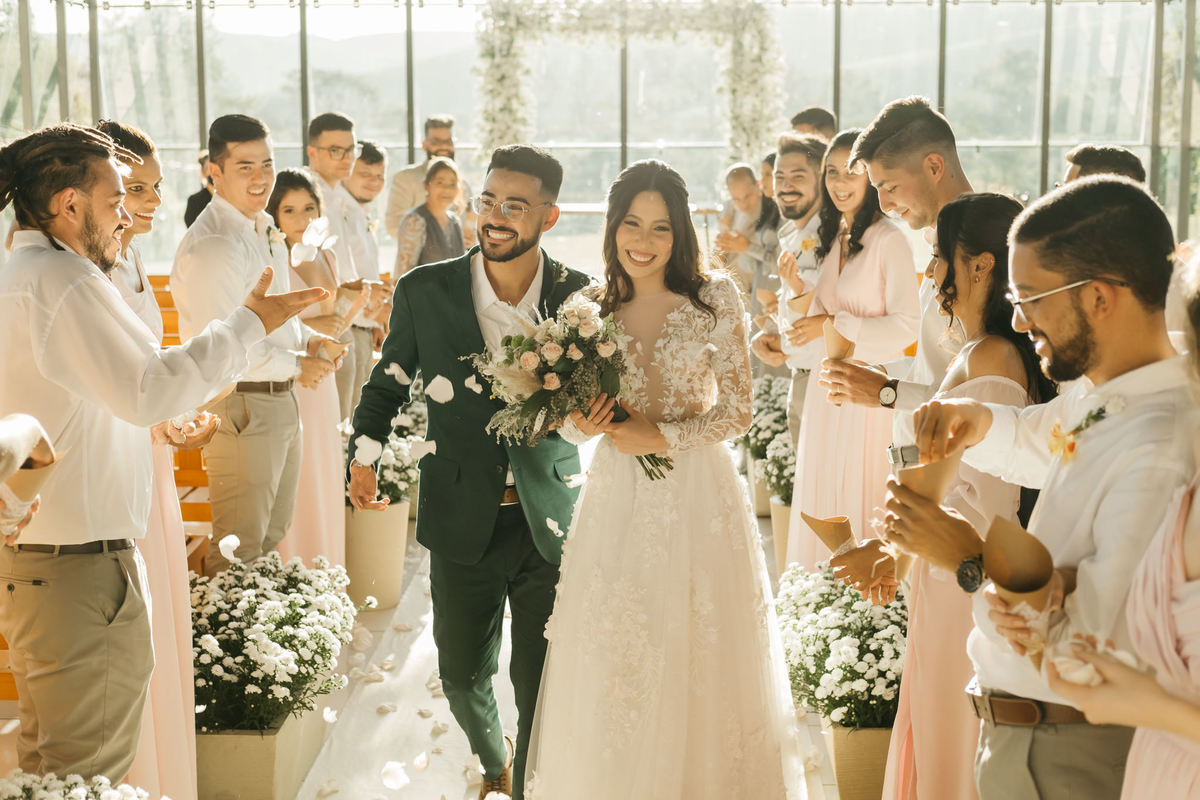 saída dos noivos , atar , casal, noiva , vestido , Natkatbridal correndo por do sol campo , taubaté , alpendre , mogi das cruzes, casa giardino, sao Paulo sp 