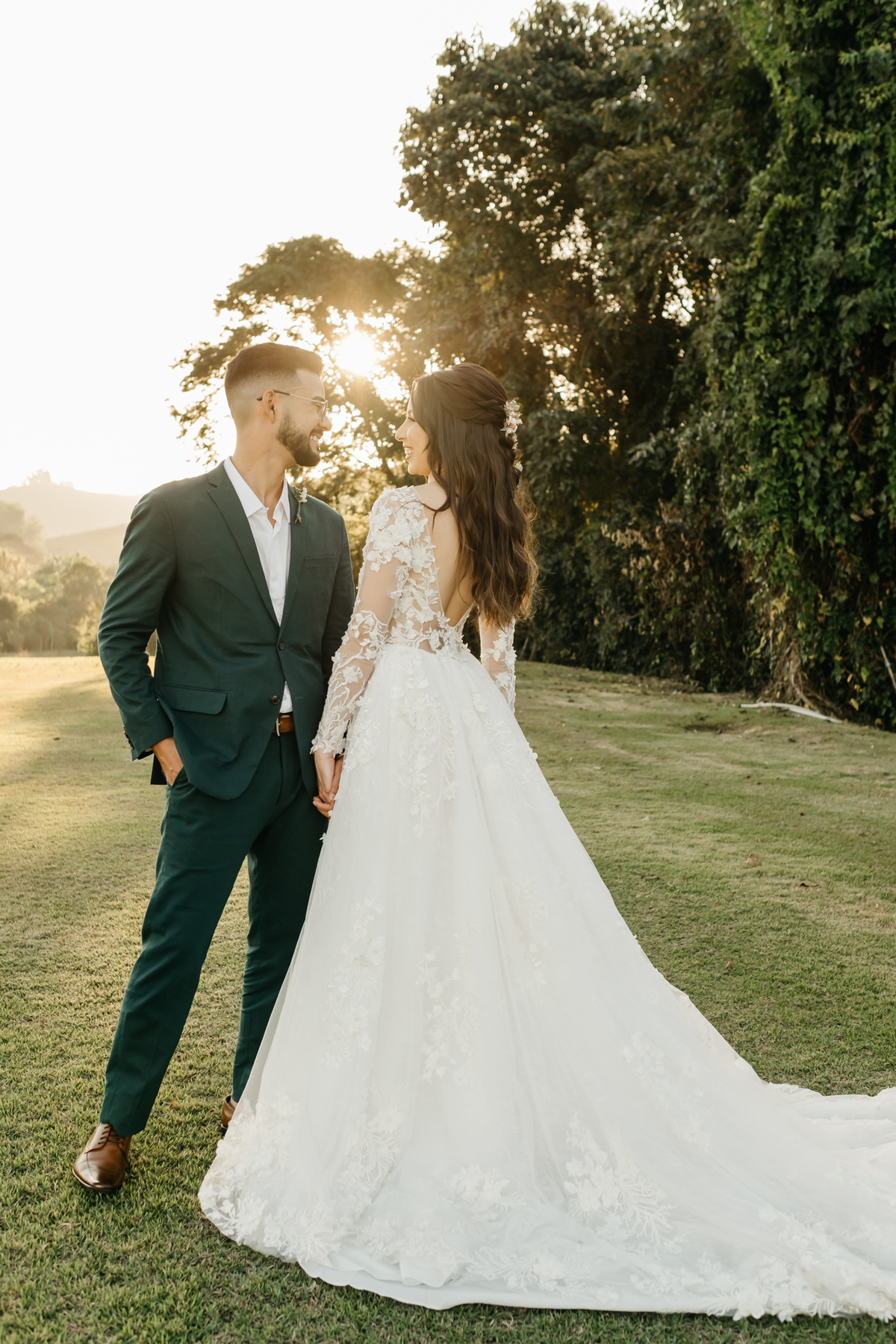 noiva vestindo Natkatbridal