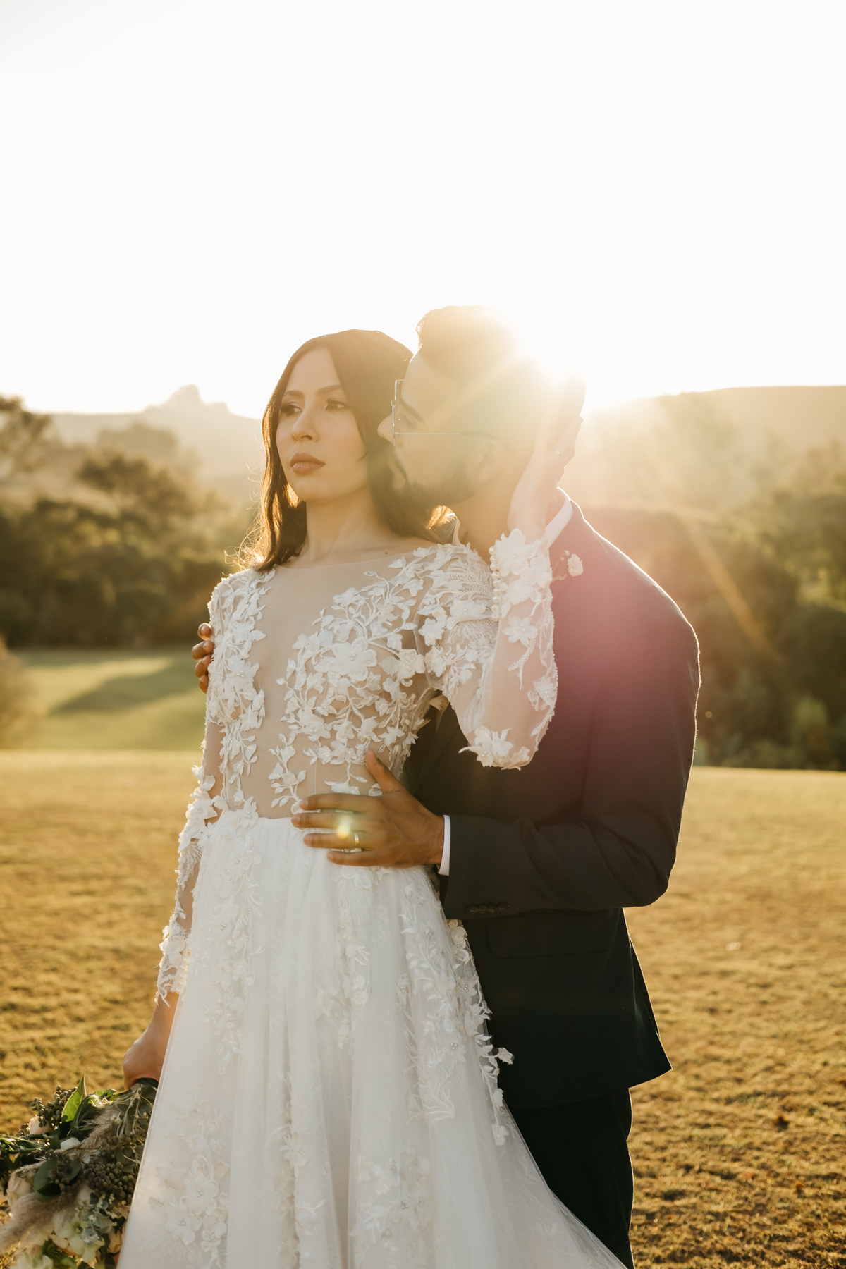 saída dos noivos , atar , casal, noiva , vestido , Natkatbridal correndo por do sol campo , taubaté , alpendre , mogi das cruzes, casa giardino, sao Paulo sp 