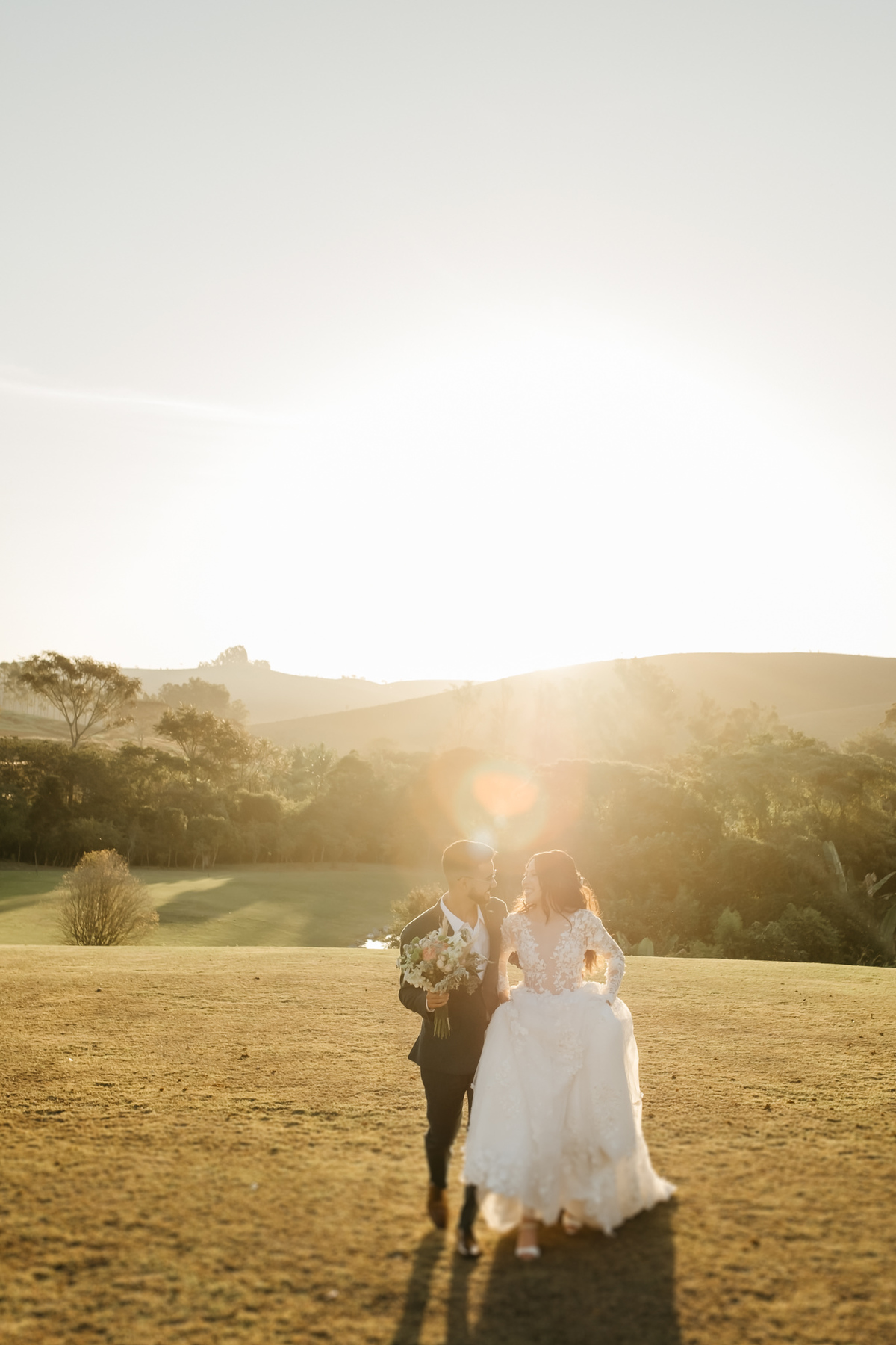 casal, noiva , vestido , Natkatbridal correndo por do sol campo , taubaté , alpendre , mogi das cruzes, casa giardino