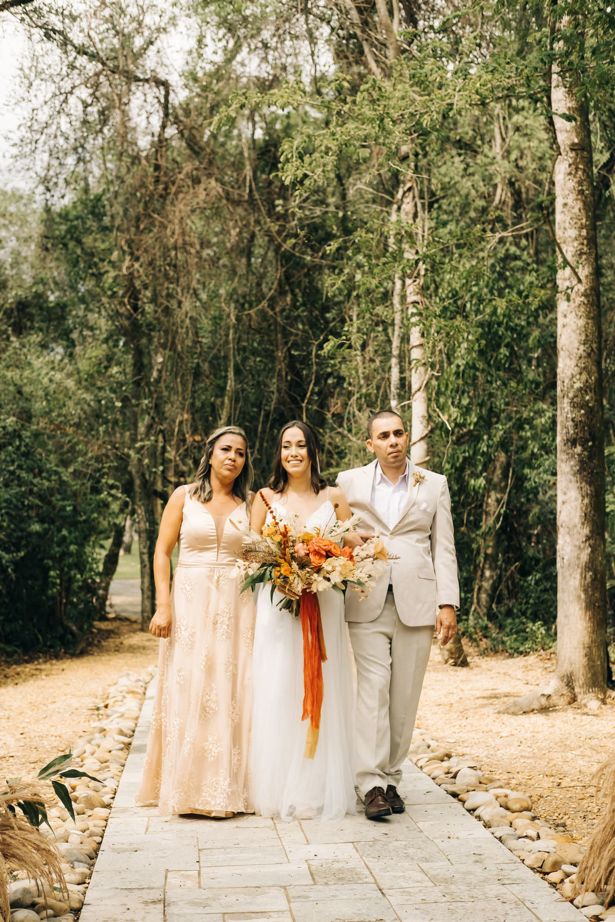 decoração de casamento boho bohemian Village Itu sp - ar livre - por do sol - Ava fotografia -  terno rosa - salmão - salmon - ensaio de casal - celeiro - entrada da noiva