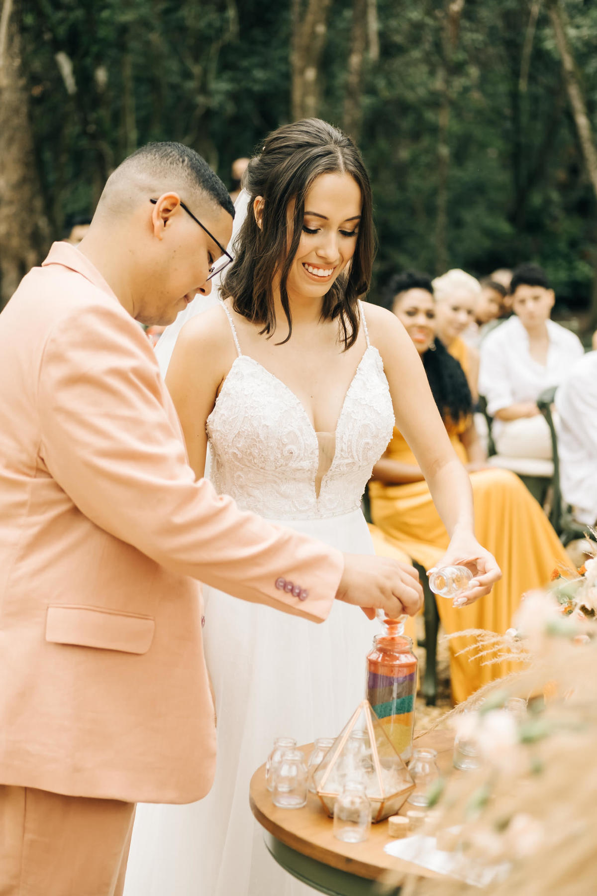 decoração de casamento boho bohemian Village Itu sp - ar livre - por do sol - Ava fotografia -  terno rosa - salmão - salmon - ensaio de casal - celeiro - cerimônia das areias 