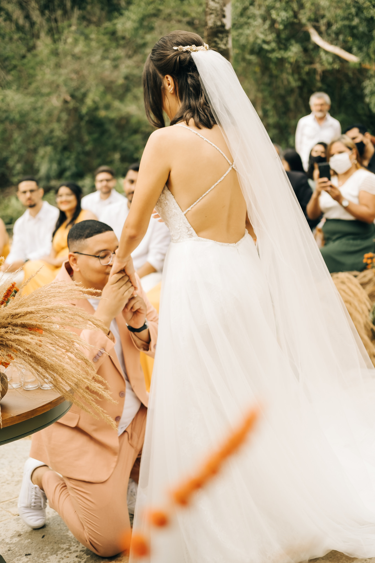 decoração de casamento boho bohemian Village Itu sp - ar livre - por do sol - Ava fotografia -  terno rosa - salmão - salmon - ensaio de casal - celeiro - cerimônia das areias - troca das alianças 