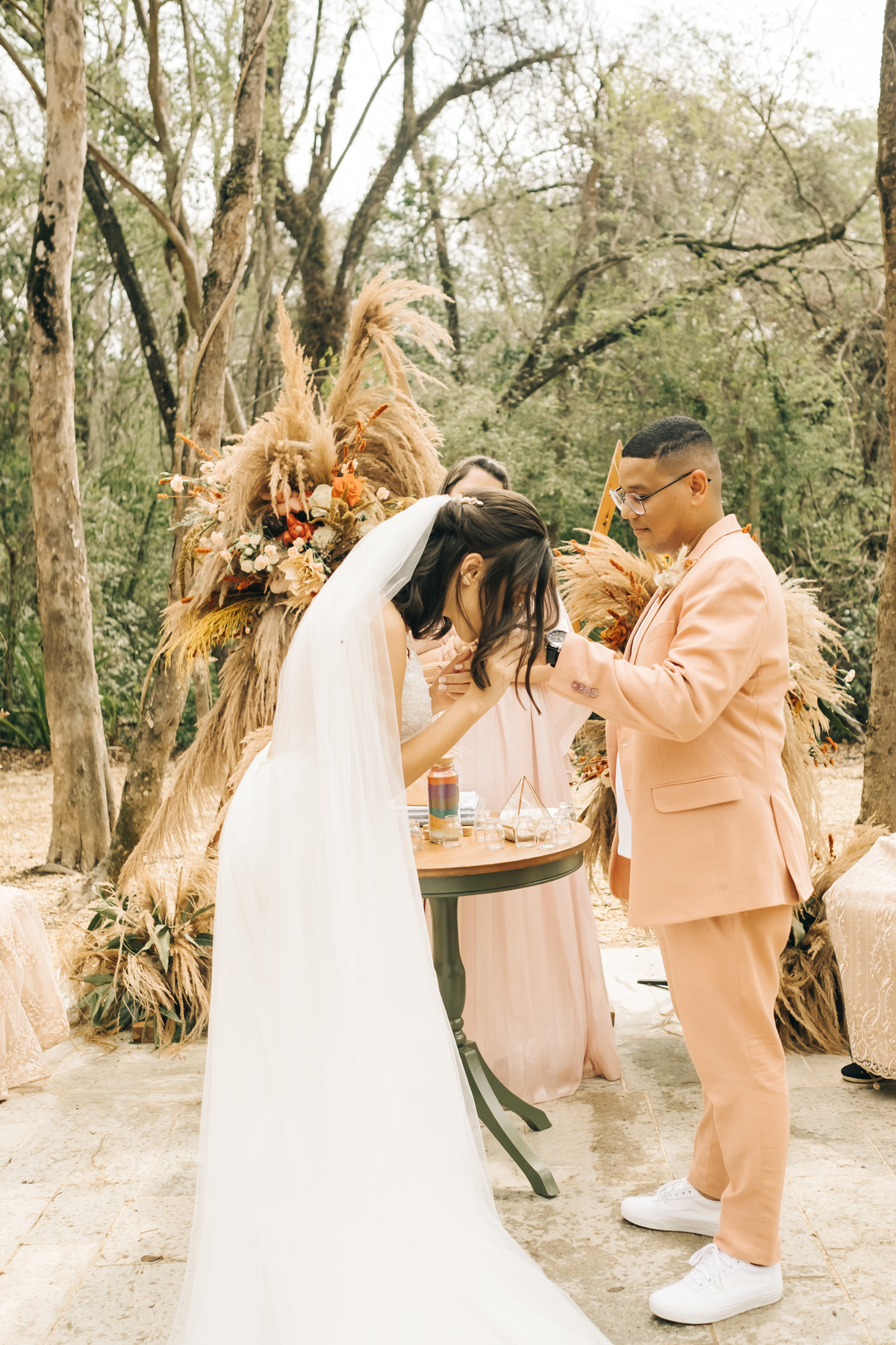 decoração de casamento boho bohemian Village Itu sp - ar livre - por do sol - Ava fotografia -  terno rosa - salmão - salmon - ensaio de casal - celeiro - cerimônia das areias - troca das alianças 