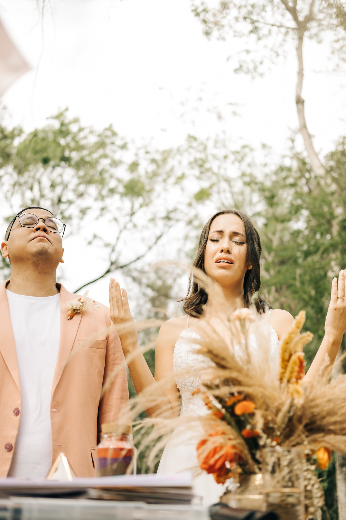 decoração de casamento boho bohemian Village Itu sp - ar livre - por do sol - Ava fotografia -  terno rosa - salmão - salmon