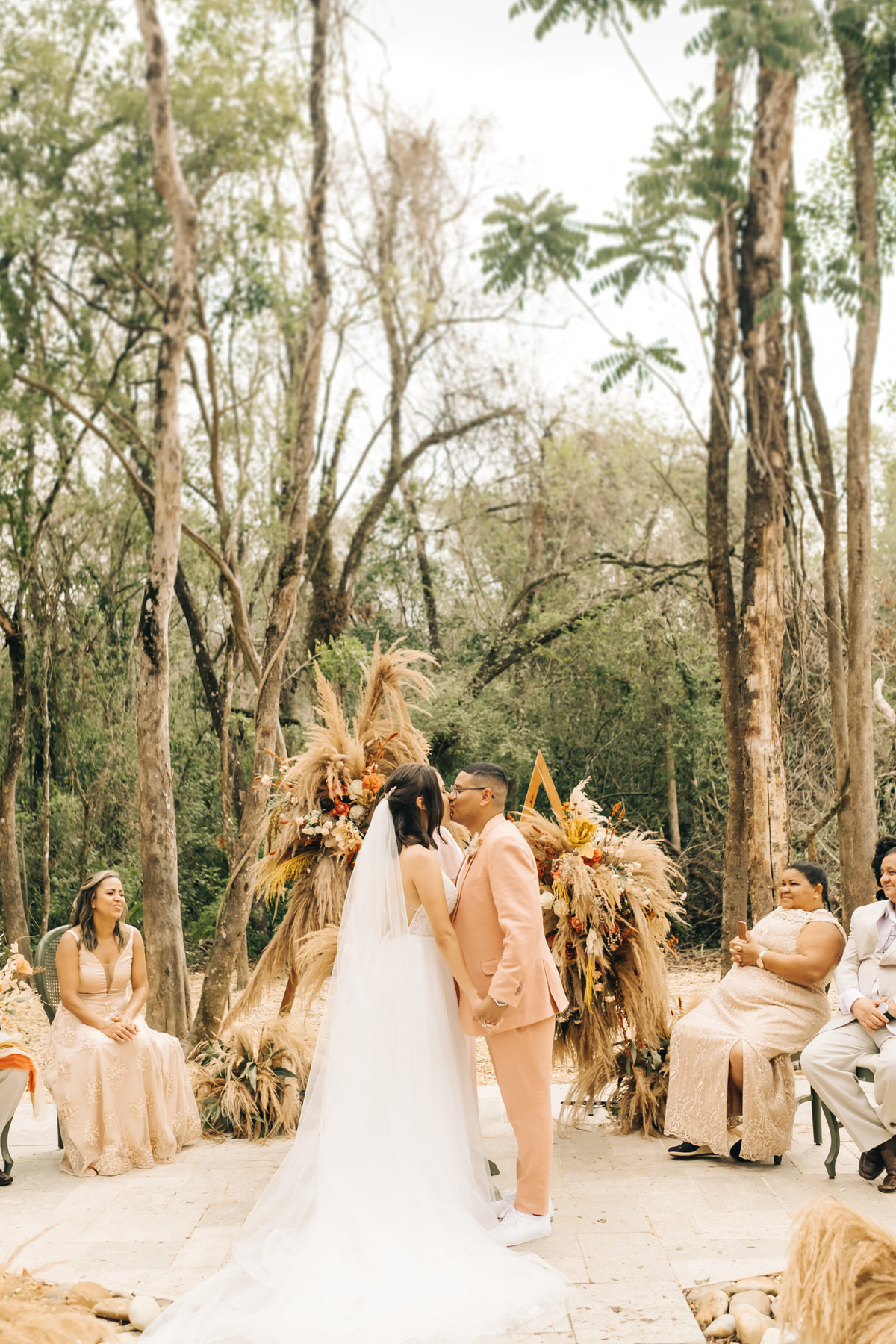 decoração de casamento boho bohemian Village Itu sp - ar livre - por do sol - Ava fotografia -  terno rosa - salmão - salmon - saída dos noivos  