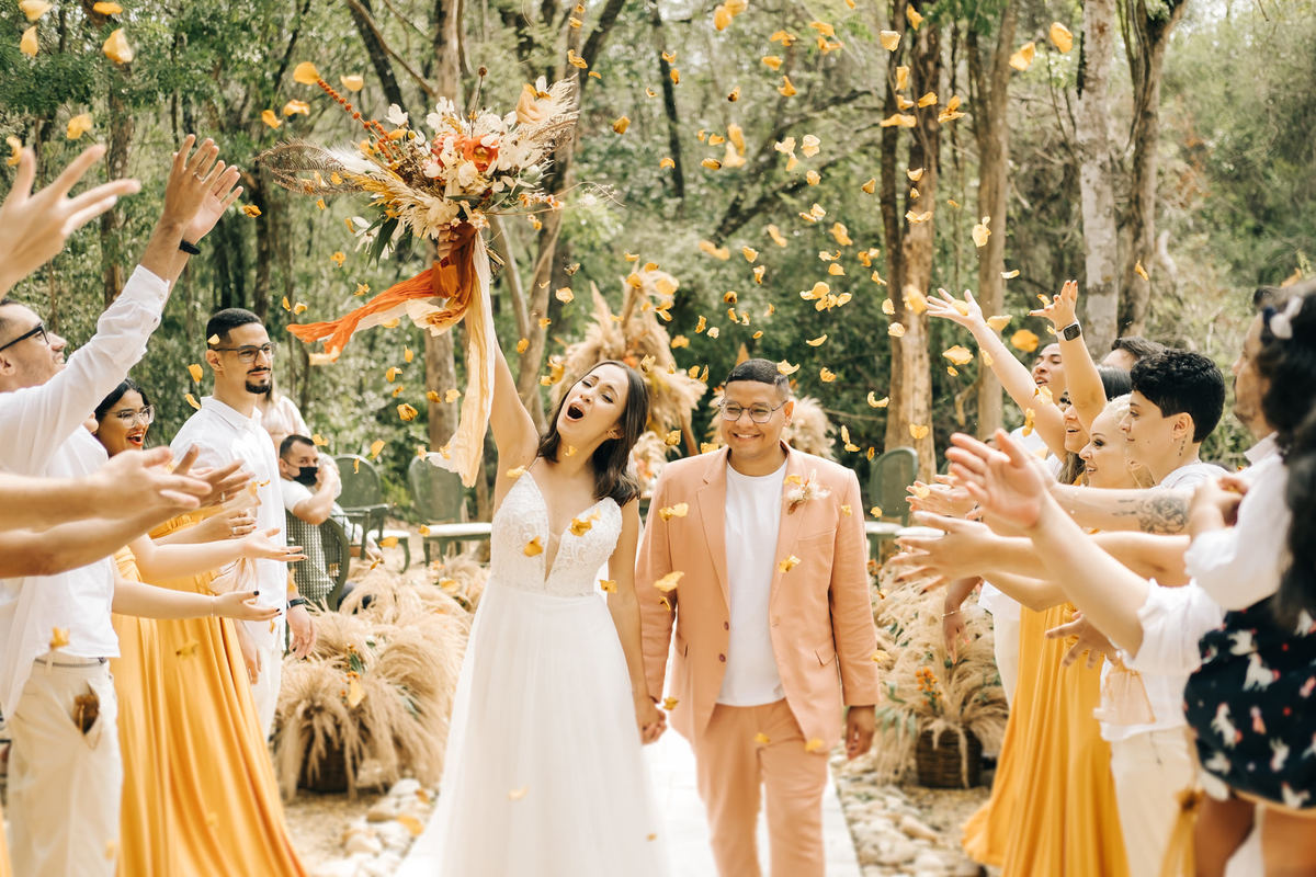 decoração de casamento boho bohemian Village Itu sp - ar livre - por do sol - Ava fotografia -  terno rosa - salmão - salmon - saída dos noivos - pétalas 