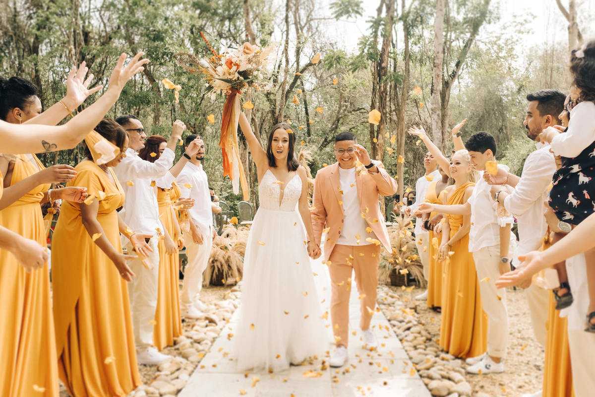 decoração de casamento boho bohemian Village Itu sp - ar livre - por do sol - Ava fotografia -  terno rosa - salmão - salmon - saída dos noivos - pétalas 