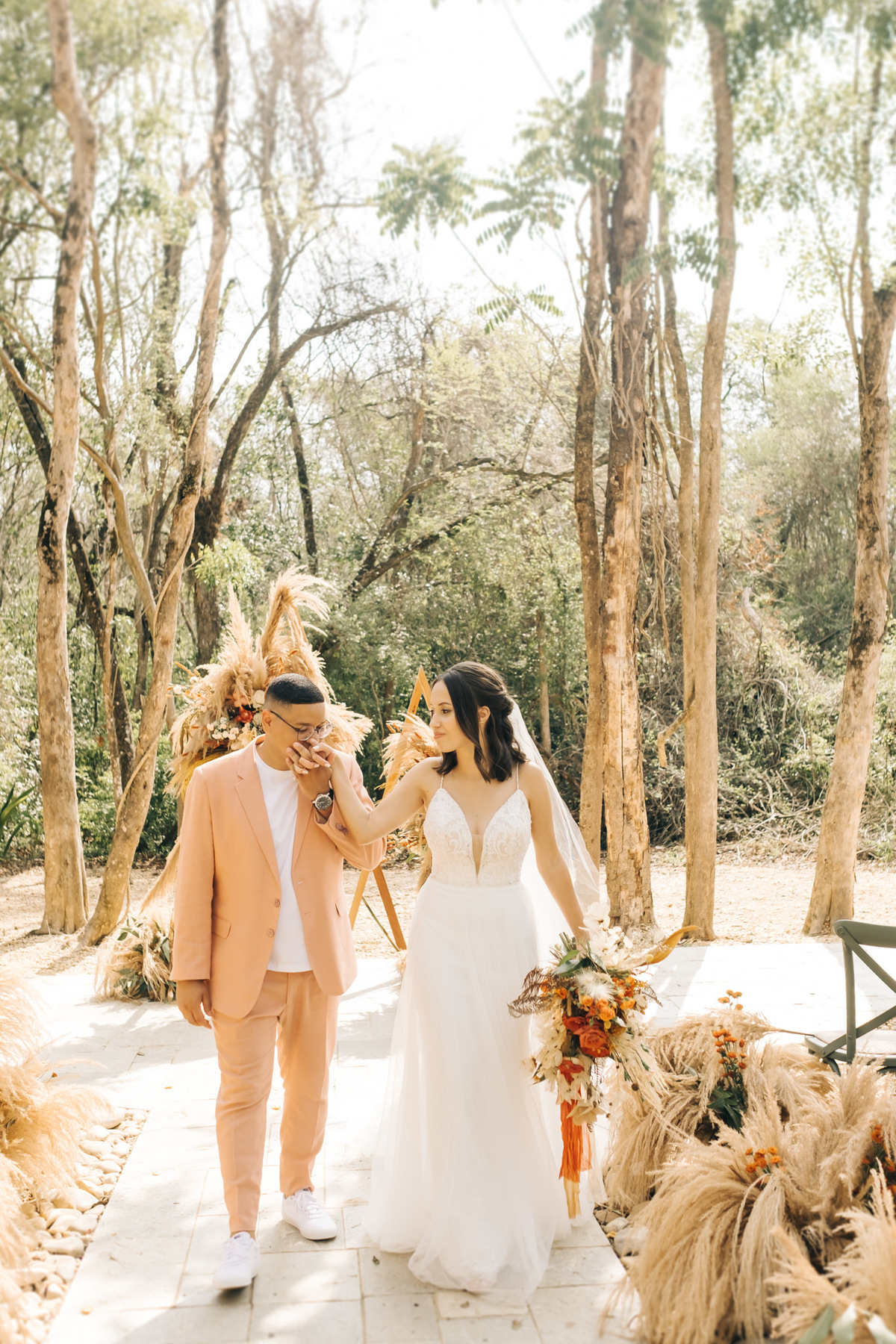 decoração de casamento boho bohemian Village Itu sp - ar livre - por do sol - Ava fotografia -  terno rosa - salmão - salmon - ensaio de casal - celeiro -