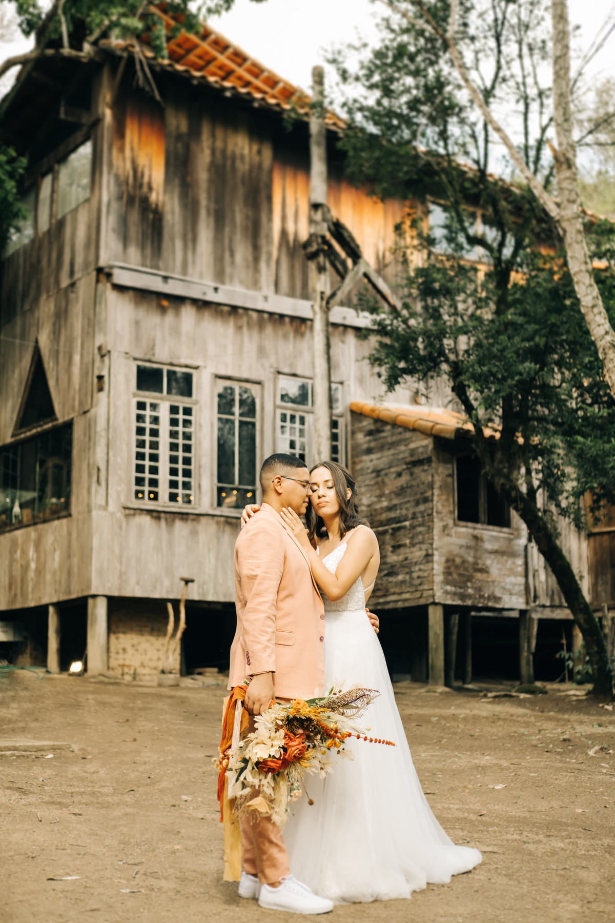 decoração de casamento boho bohemian Village Itu sp - ar livre - por do sol - Ava fotografia -  terno rosa - salmão - salmon - ensaio de casal - 