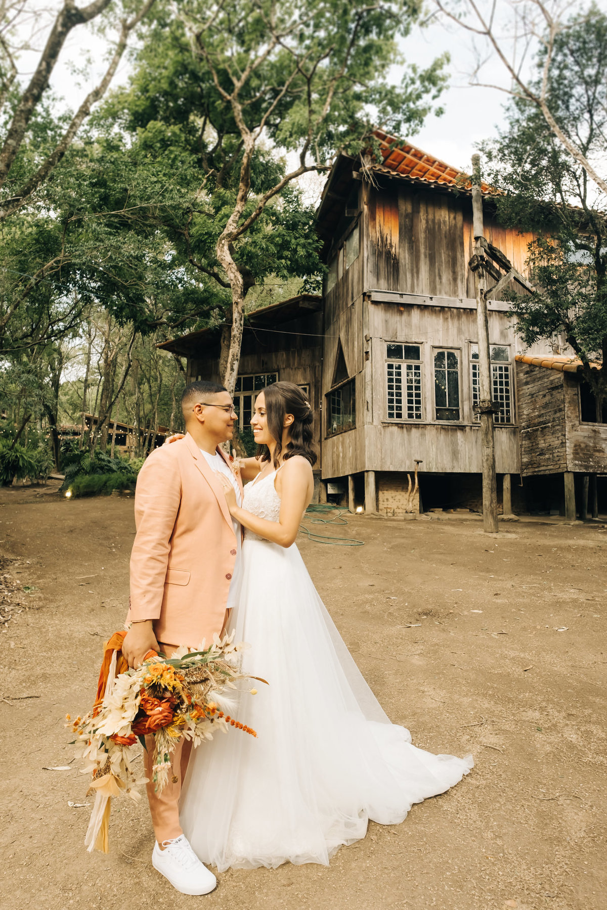 decoração de casamento boho bohemian Village Itu sp - ar livre - por do sol - Ava fotografia -  terno rosa - salmão - salmon - ensaio de casal - celeiro 