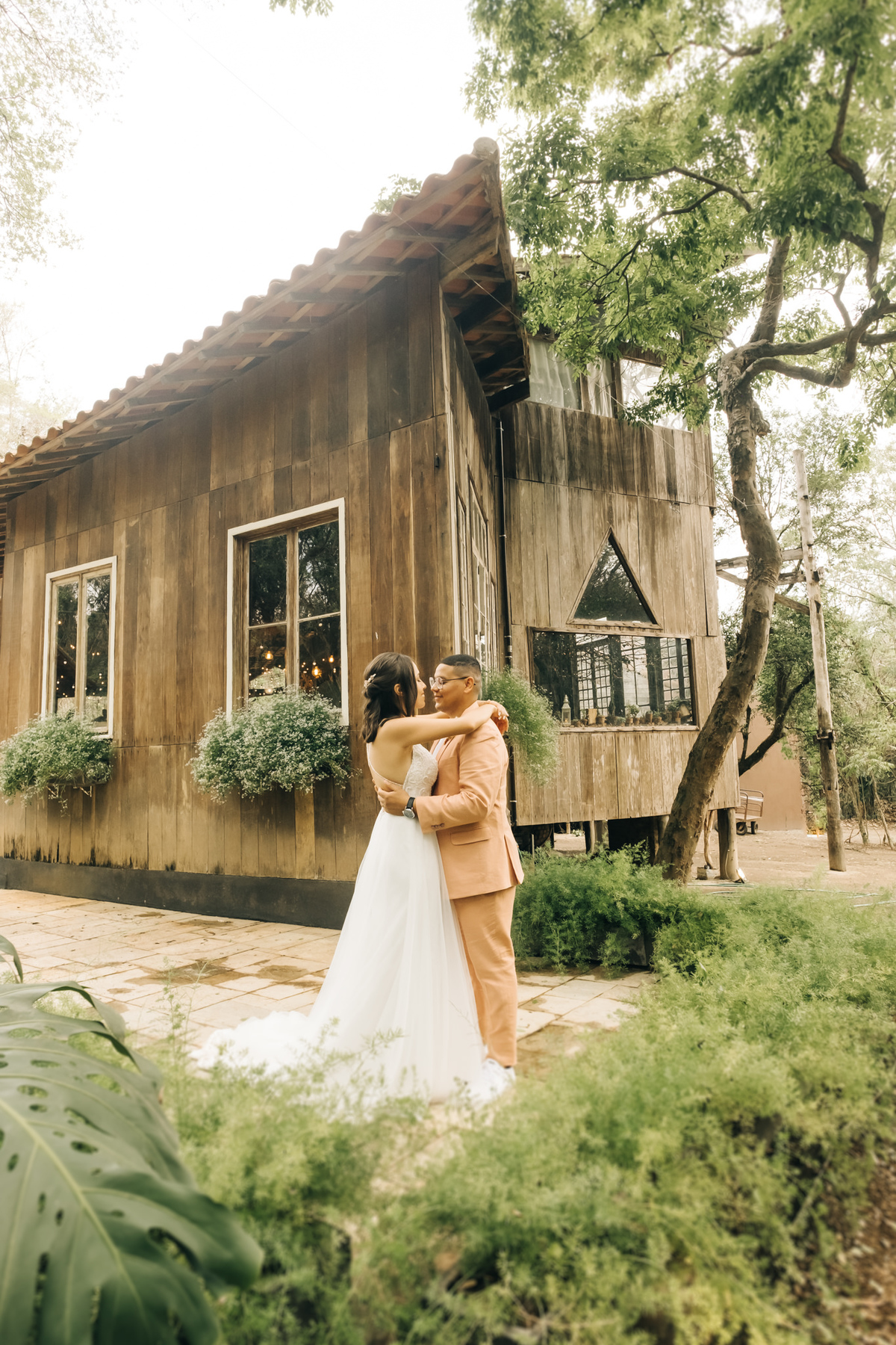 decoração de casamento boho bohemian Village Itu sp - ar livre - por do sol - Ava fotografia -  terno rosa - salmão - salmon - ensaio de casal - celeiro 