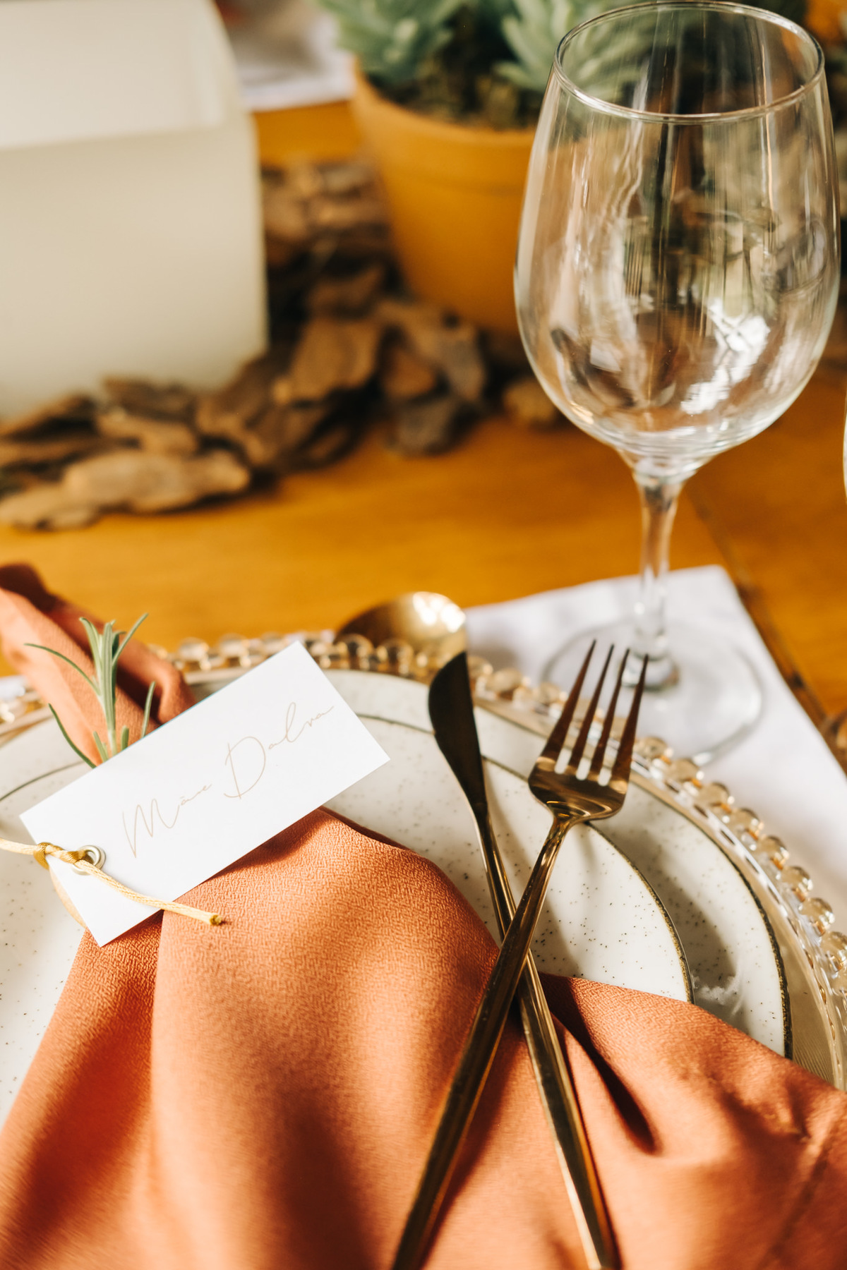 decoração de casamento boho bohemian Village Itu sp - ar livre - por do sol - Ava fotografia -  terno rosa - salmão - salmon - ensaio de casal - celeiro - mesa posta