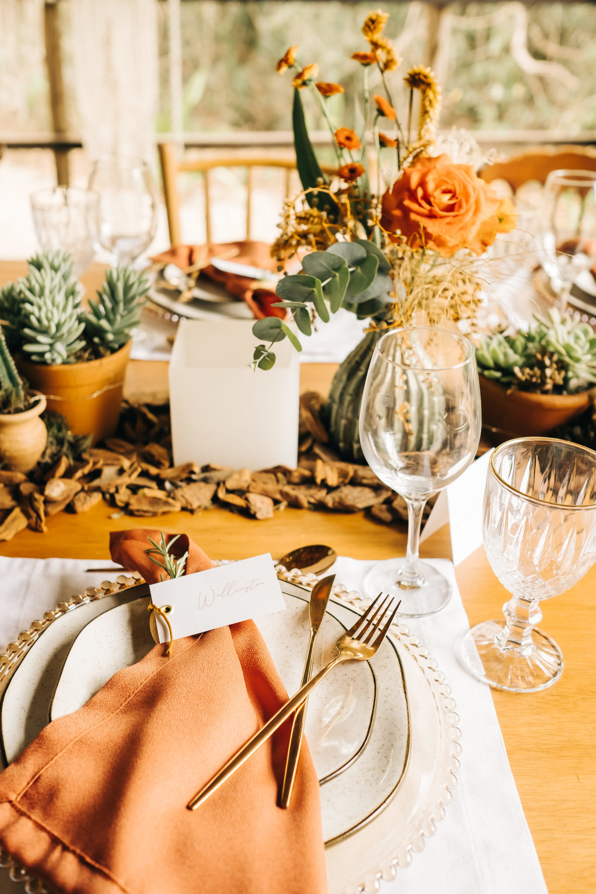 decoração de casamento boho bohemian Village Itu sp - ar livre - por do sol - Ava fotografia -  terno rosa - salmão - salmon - ensaio de casal - celeiro - mesa posta