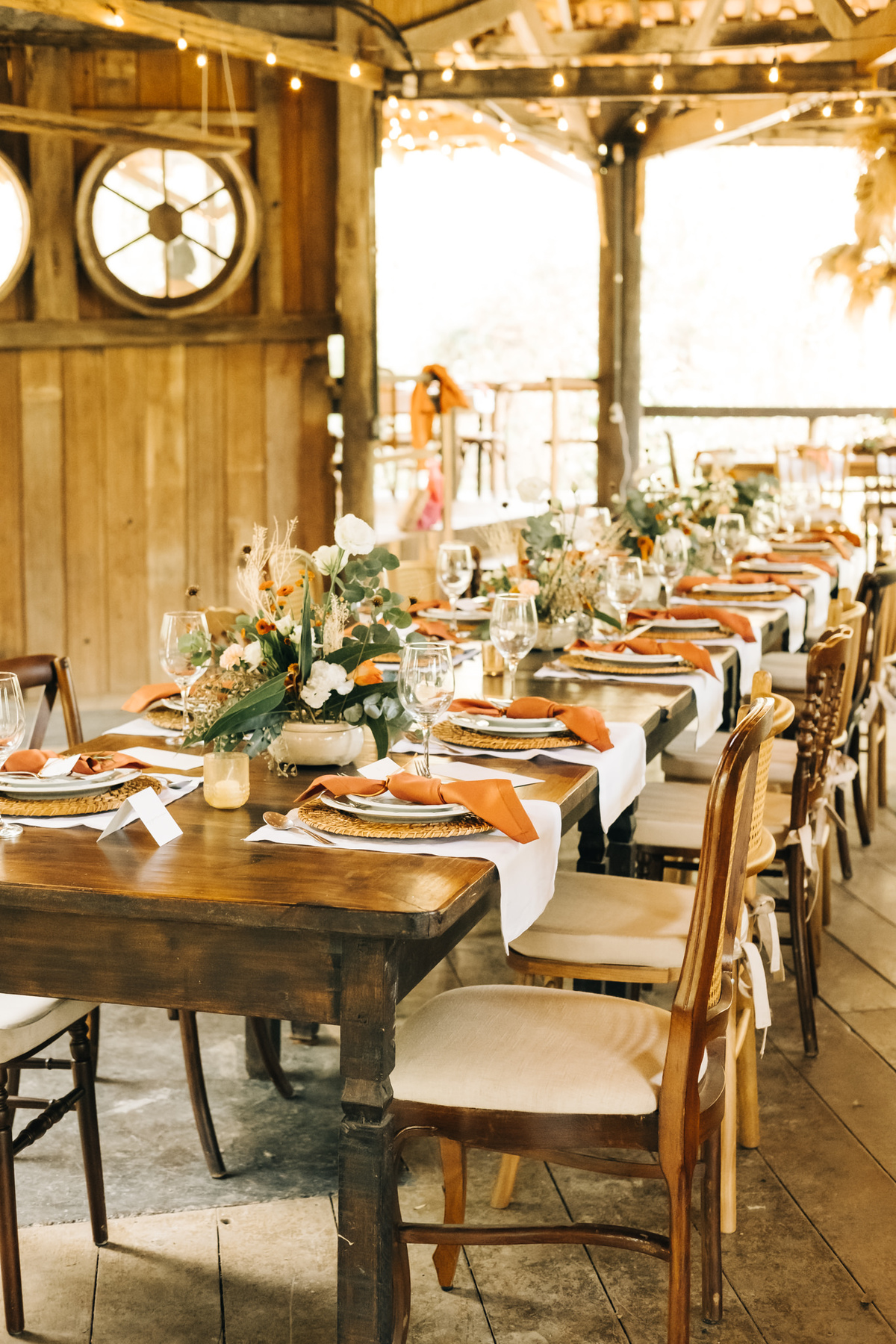 decoração de casamento boho bohemian Village Itu sp - ar livre - por do sol - Ava fotografia -  terno rosa - salmão - salmon - ensaio de casal - celeiro - mesa posta