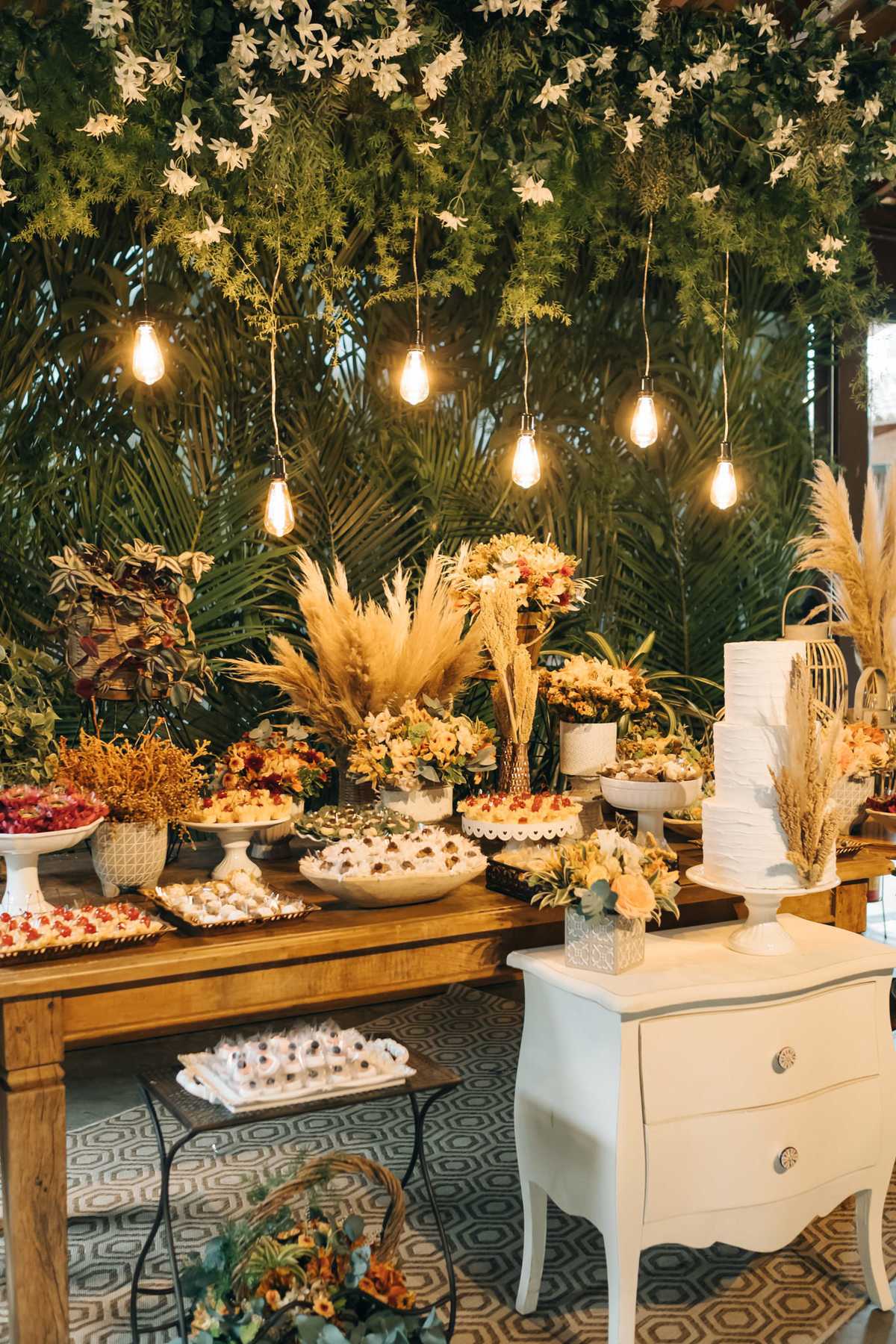 casamento diurno de dia gramado taubate sao Paulo casa gardunho espaço verde vale alva fotografia vestido fluído por do sol Maison decorações boho ensaio de casal 