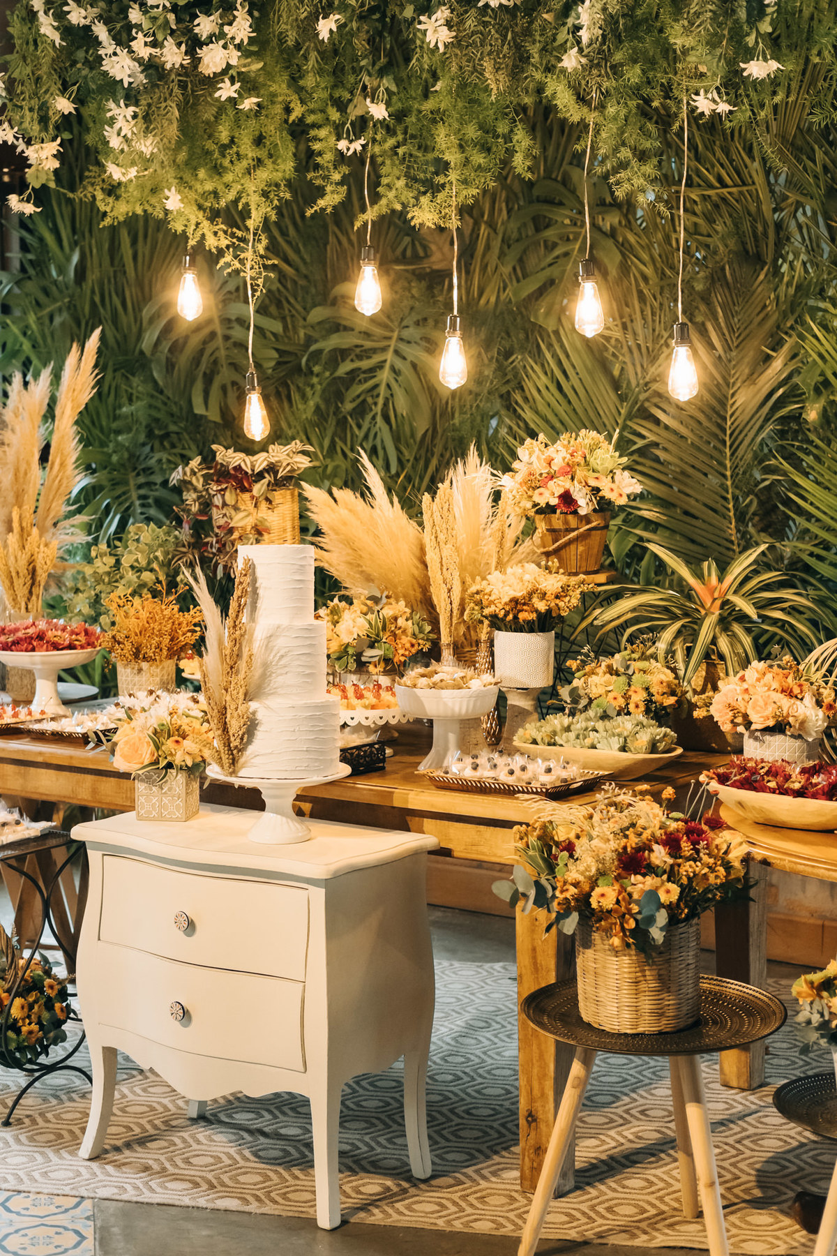 casamento diurno de dia gramado taubate sao Paulo casa gardunho espaço verde vale alva fotografia vestido fluído por do sol Maison decorações boho ensaio de casal 