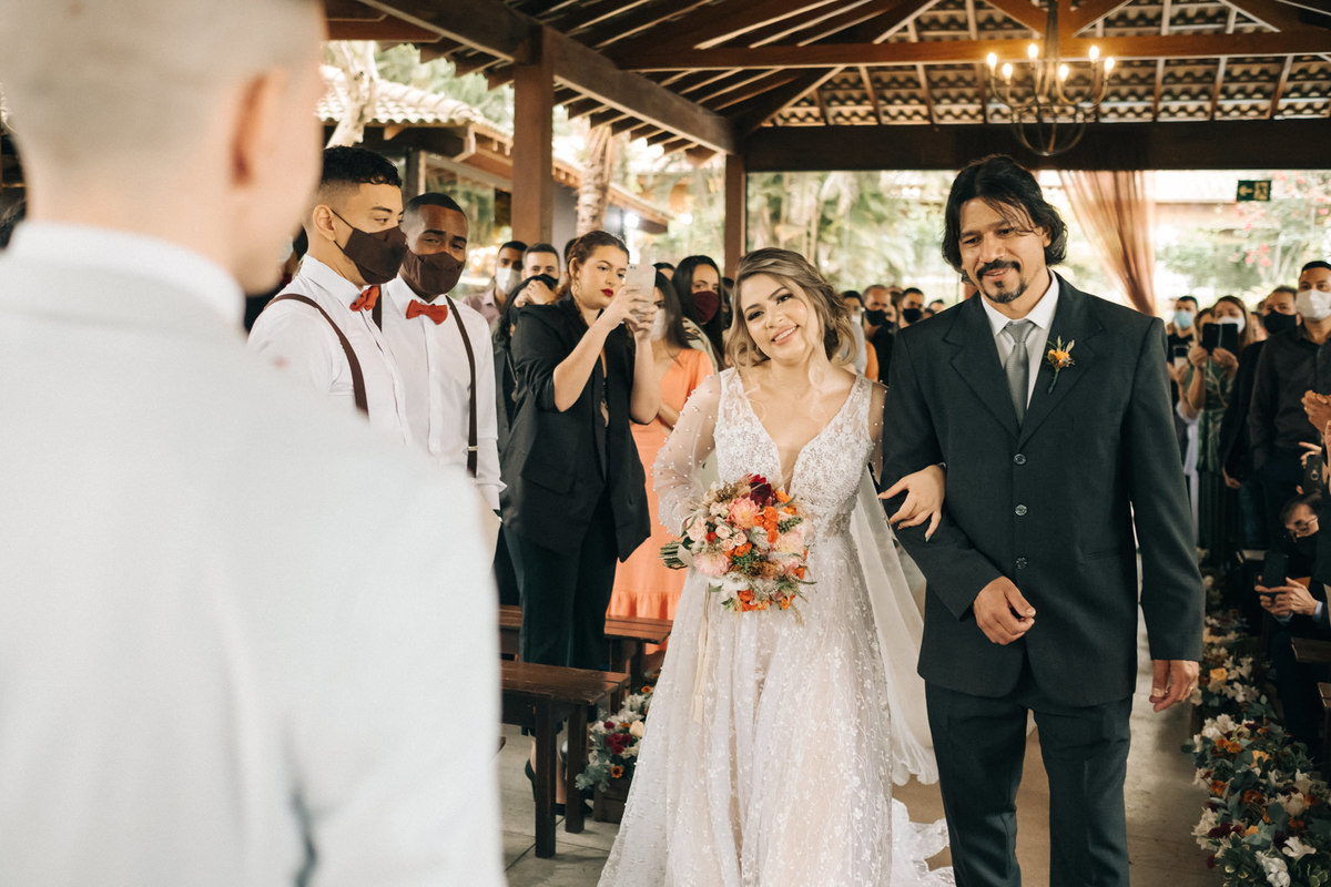 casamento diurno de dia gramado taubate sao Paulo casa giardino Mogi das Cruzes  espaço verde vale alva fotografia vestido fluído por do sol Maison decorações boho ensaio de casal 