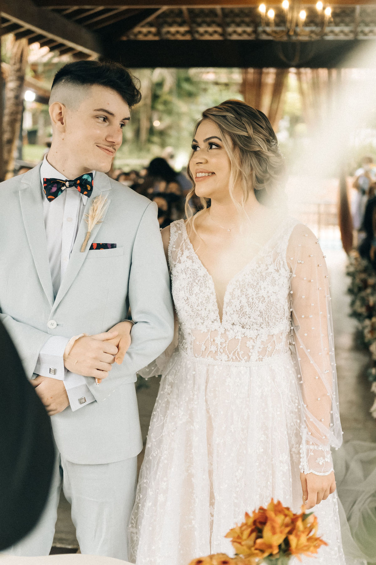 casamento diurno de dia gramado taubate sao Paulo casa giardino Mogi das Cruzes  espaço verde vale alva fotografia vestido fluído por do sol Maison decorações boho ensaio de casal casamento emocionante 