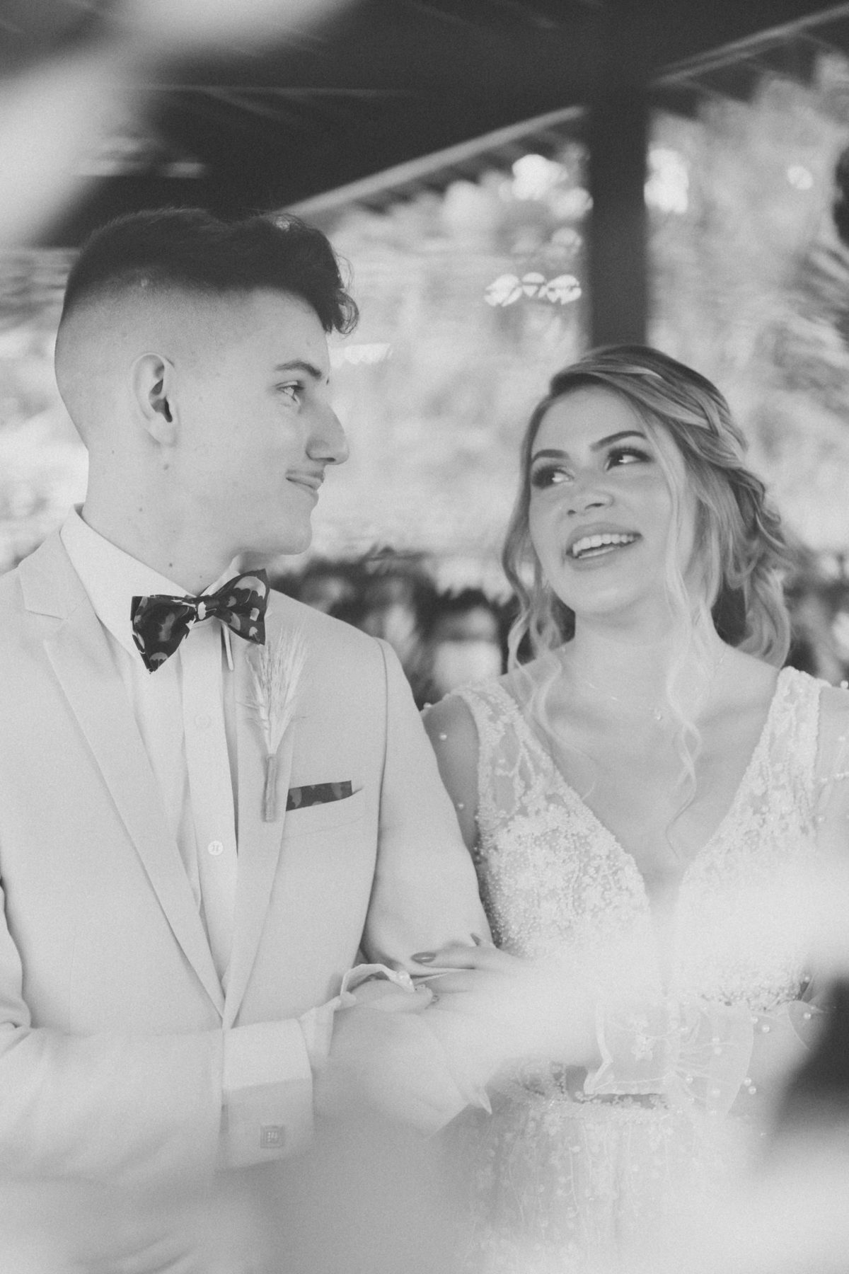 casamento diurno de dia gramado taubate sao Paulo casa giardino Mogi das Cruzes  espaço verde vale alva fotografia vestido fluído por do sol Maison decorações boho ensaio de casal casamento emocionante 