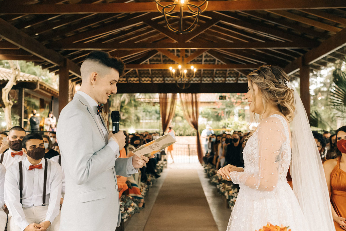 casamento diurno de dia gramado taubate sao Paulo casa giardino Mogi das Cruzes  espaço verde vale alva fotografia vestido fluído por do sol Maison decorações boho ensaio de casal casamento emocionante 
