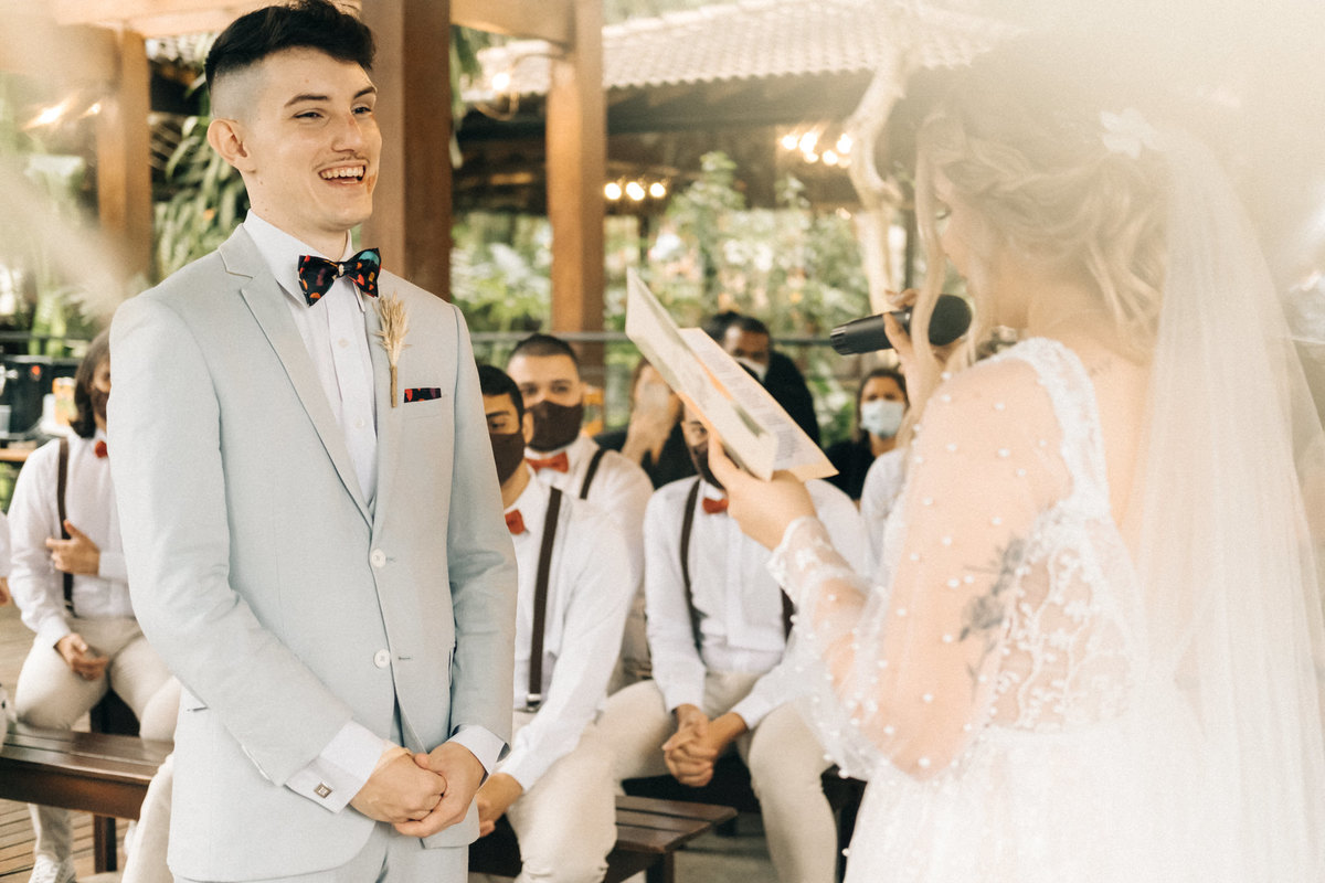 casamento diurno de dia gramado taubate sao Paulo casa giardino Mogi das Cruzes  espaço verde vale alva fotografia vestido fluído por do sol Maison decorações boho ensaio de casal casamento emocionante troca de votos 